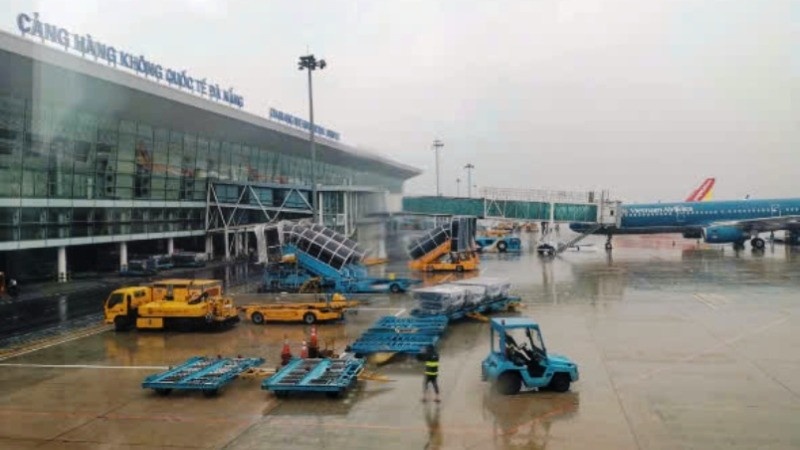 Loat san bay bi anh huong boi bao Kalmaegi hinh anh