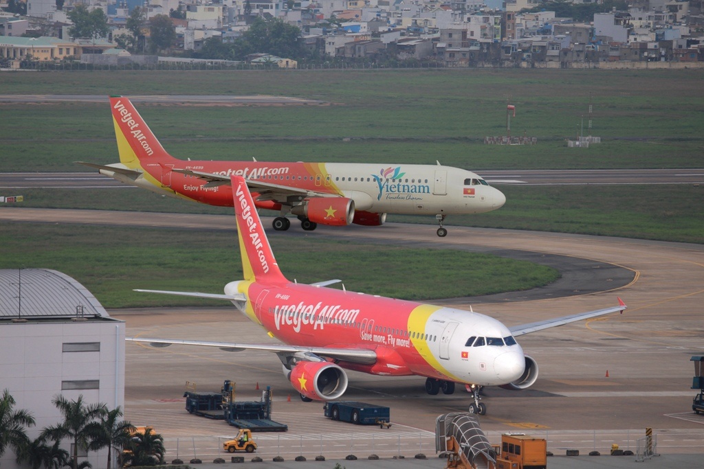 Them nhieu chuyen bay bi hoan, huy vi bao so 13 hinh anh