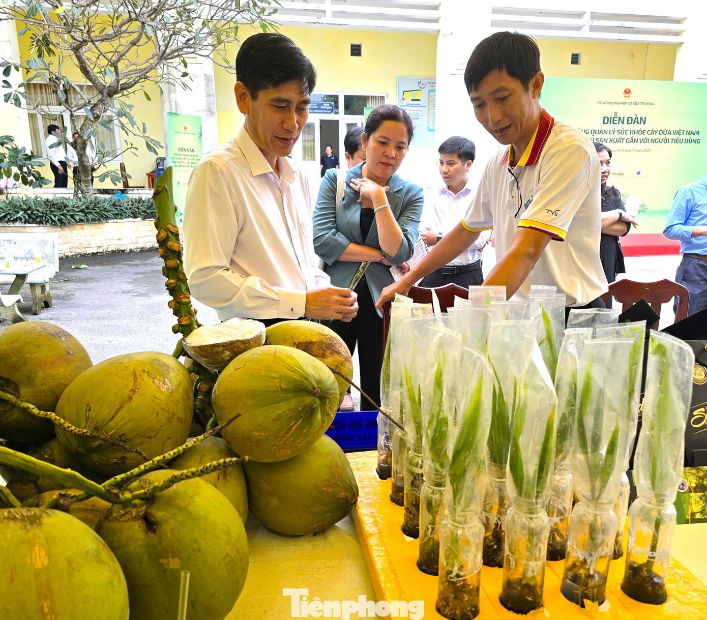 Tra Vinh,  Vinh Long,  nong dan anh 1