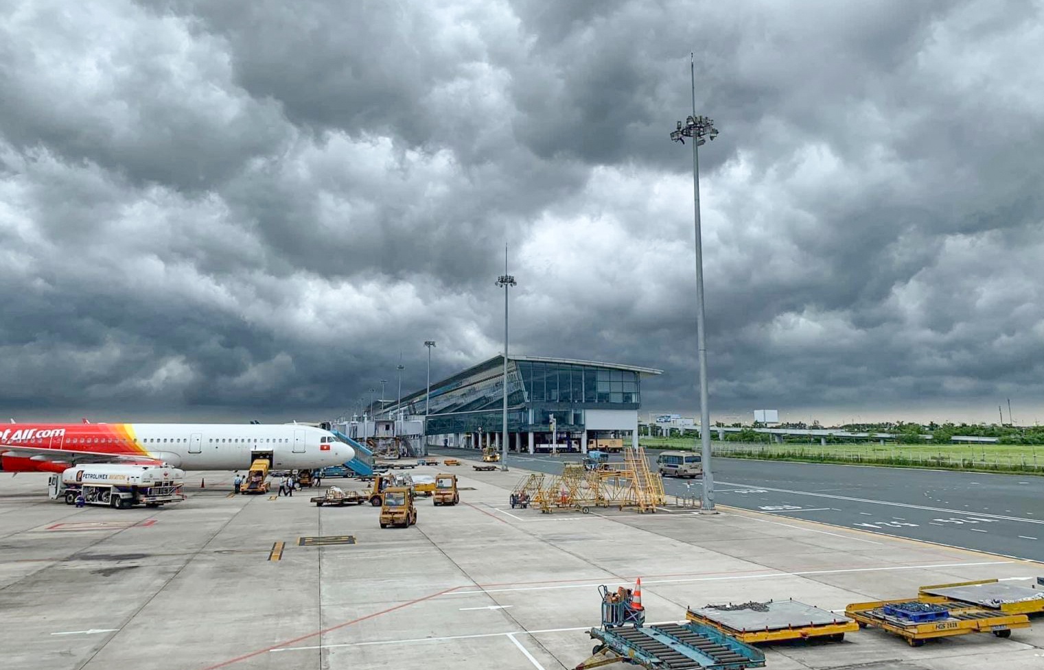 Dong cua 5 san bay o mien Trung do bao Kalmaegi hinh anh