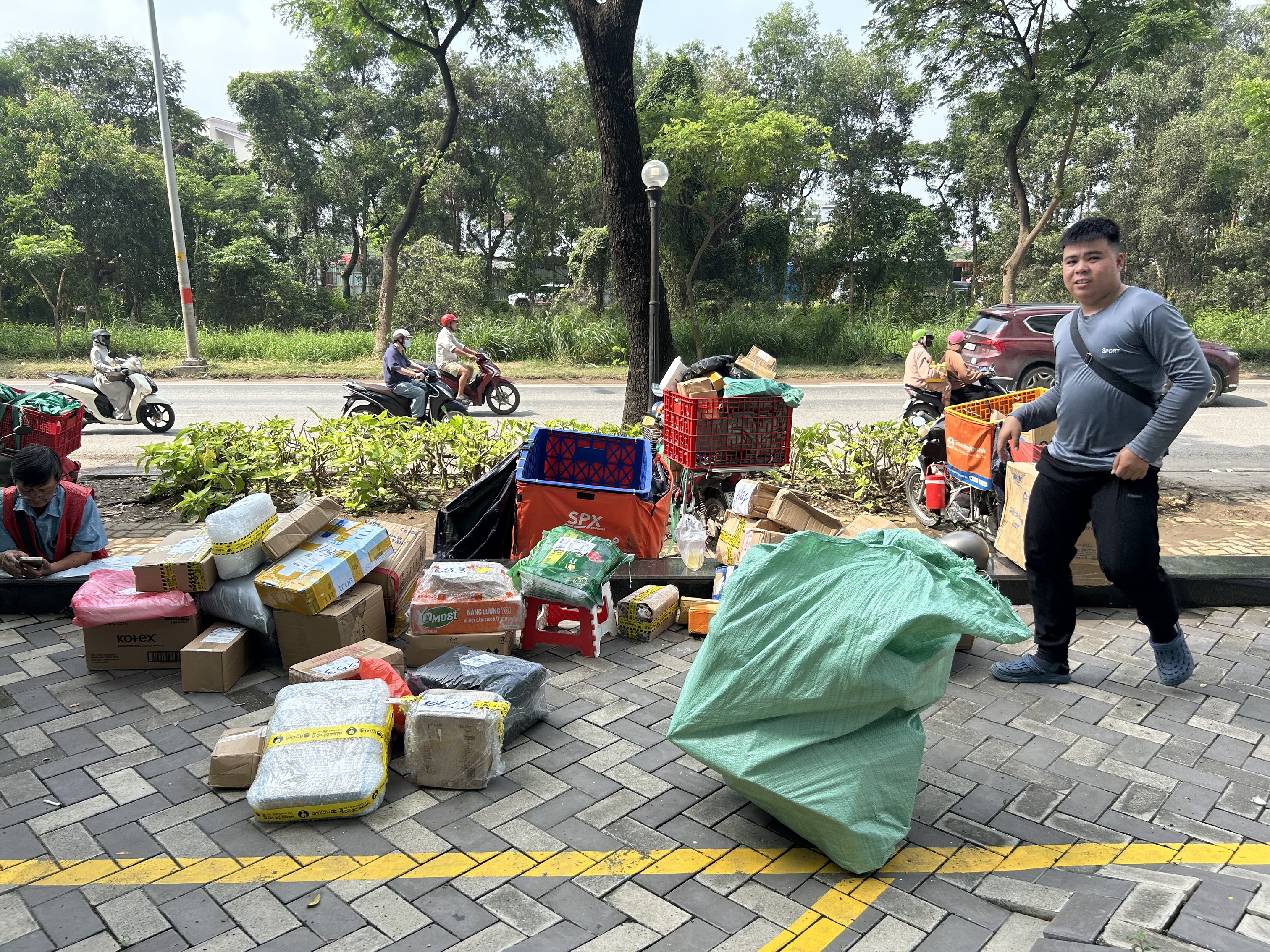 'Chong mat’ nhan don hang san sale suot tuan hinh anh