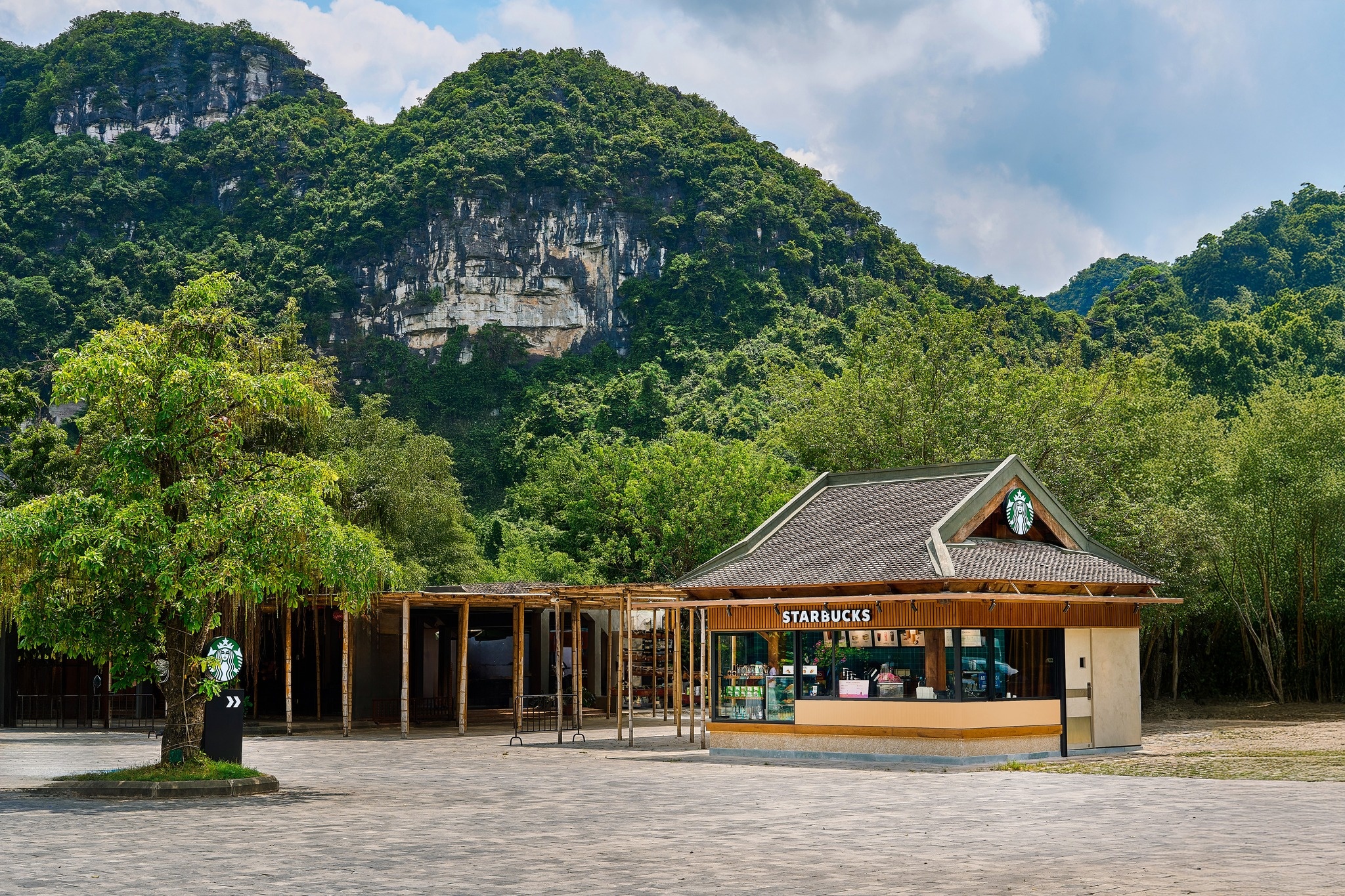 'Chien truong' moi cua Starbucks, Highlands Coffee hinh anh