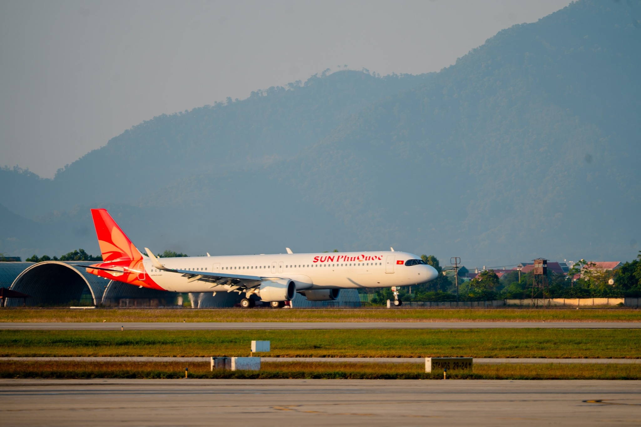 Hang bay Viet 'dua' nhan tau bay truoc Tet hinh anh