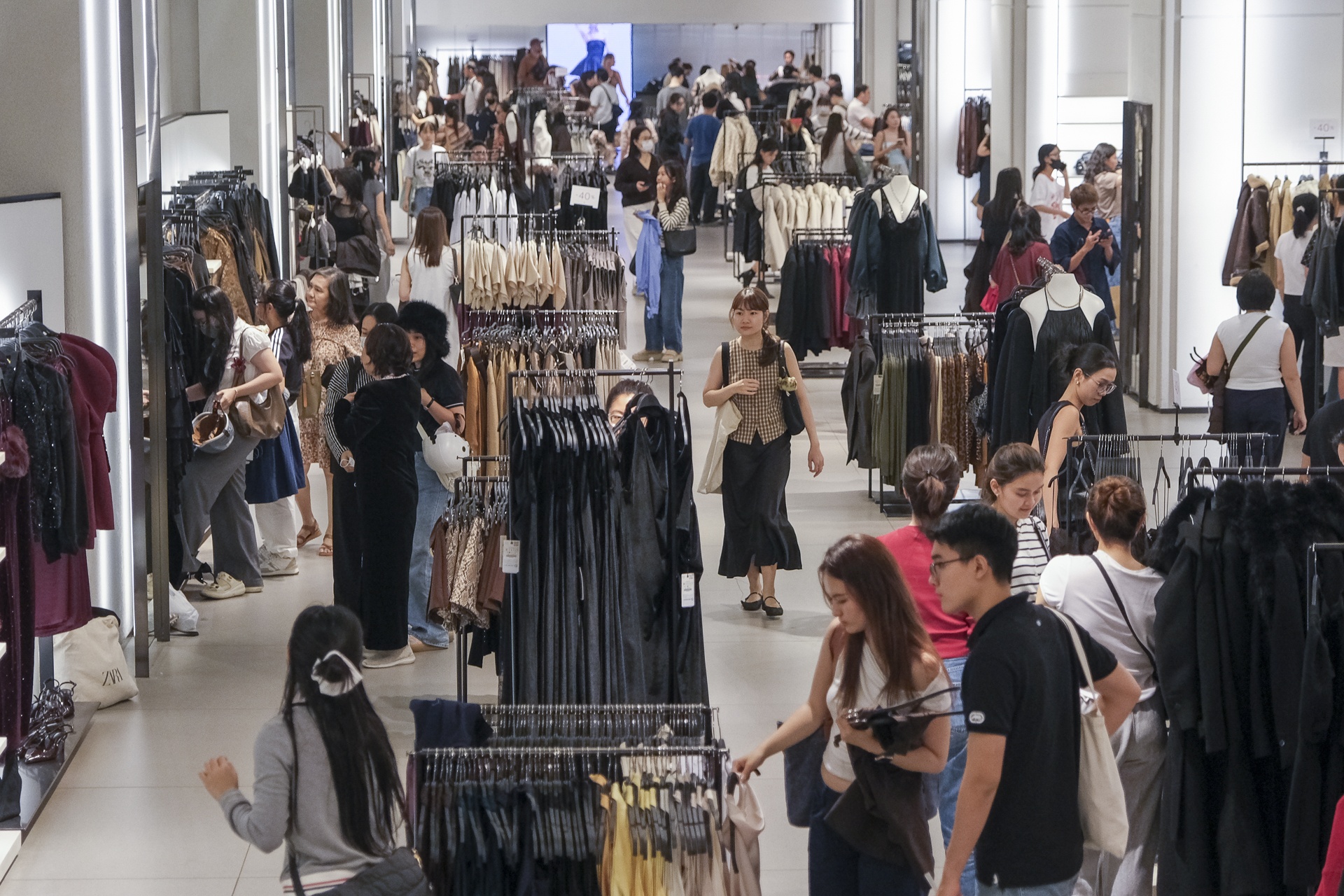 Canh trai nguoc o Vincom Dong Khoi va Takashimaya toi Black Friday hinh anh