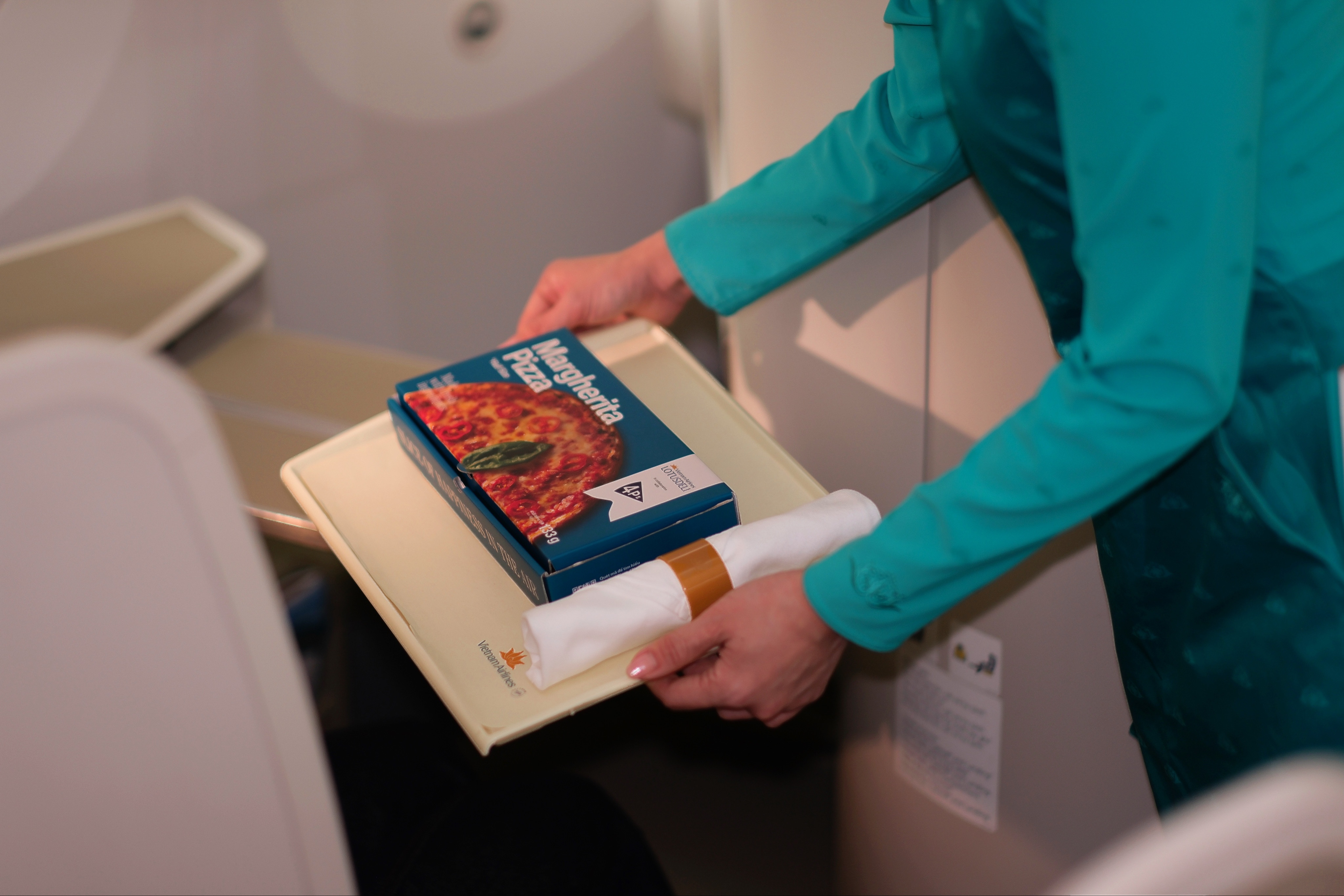 Vietnam Airlines 'bat tay' 4P's ban pizza tren may bay hinh anh