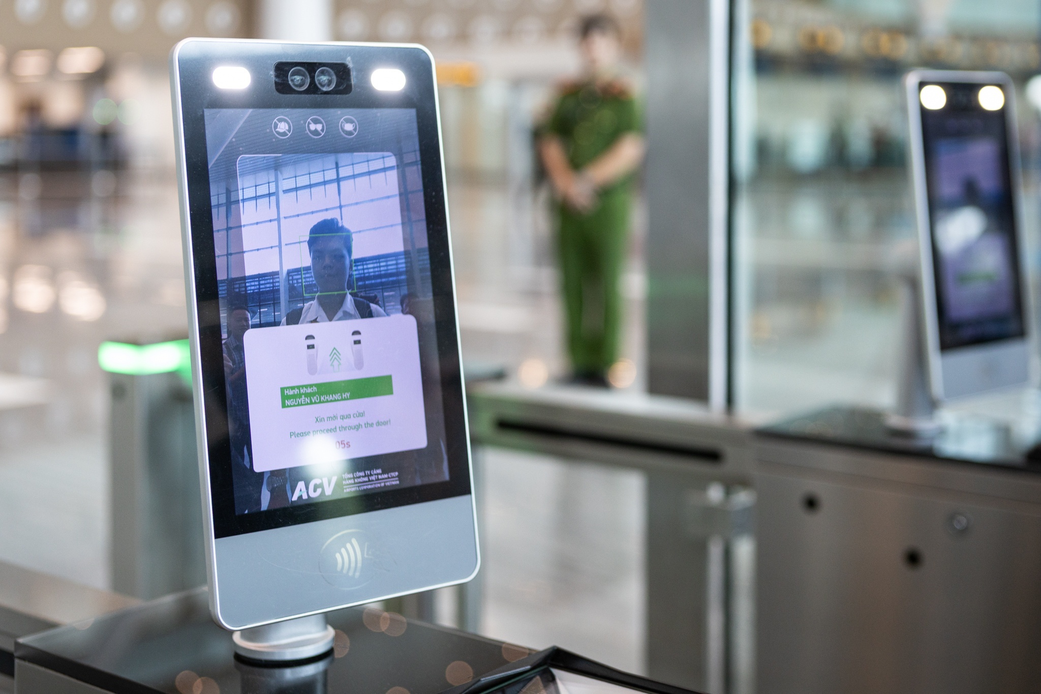 Tu nay, khach bay khong gui hanh ly lam thu tuc bang VNeID hoac kiosk hinh anh
