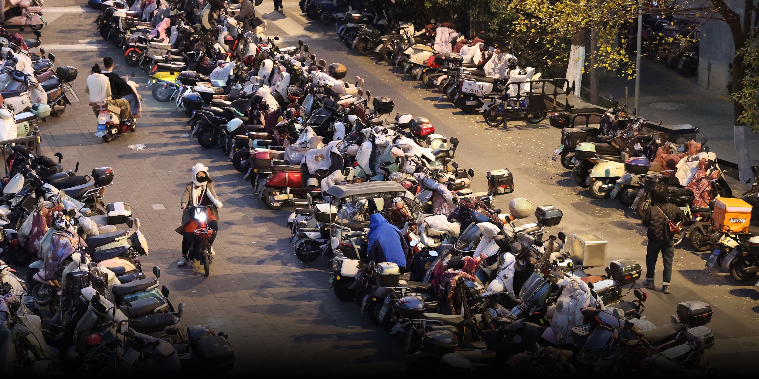 Bac Kinh siet xe dap dien, thi truong cho den xe 'do' no ro hinh anh