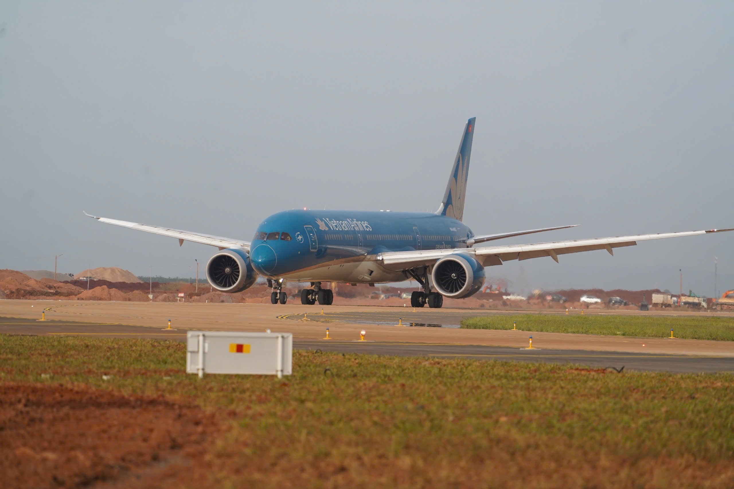 Chuyen bay 'xong dat' Long Thanh duoc theo doi nhieu nhat the gioi hinh anh