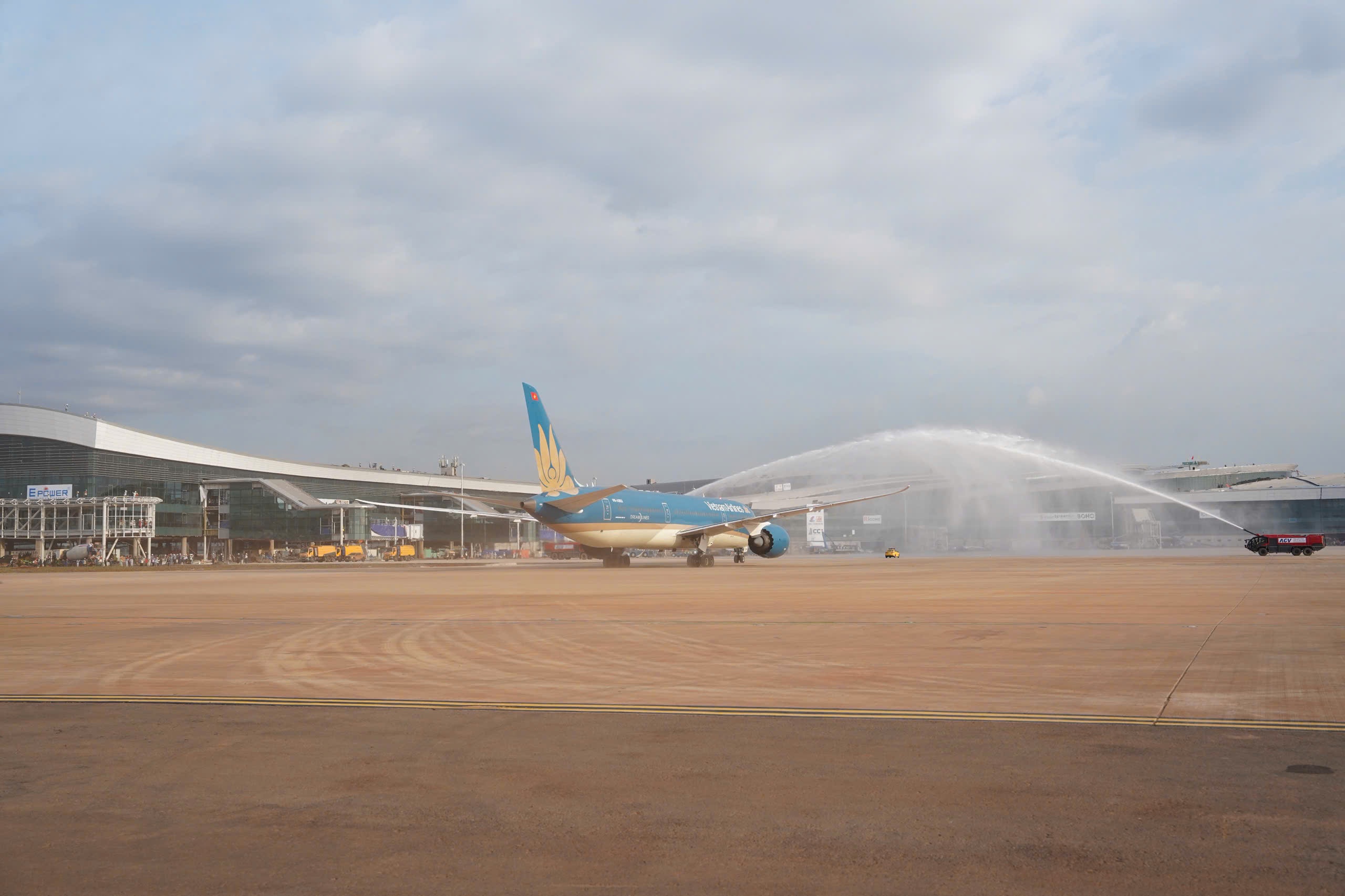 Boeing 787 Dreamliner dap xuong san bay Long Thanh hinh anh