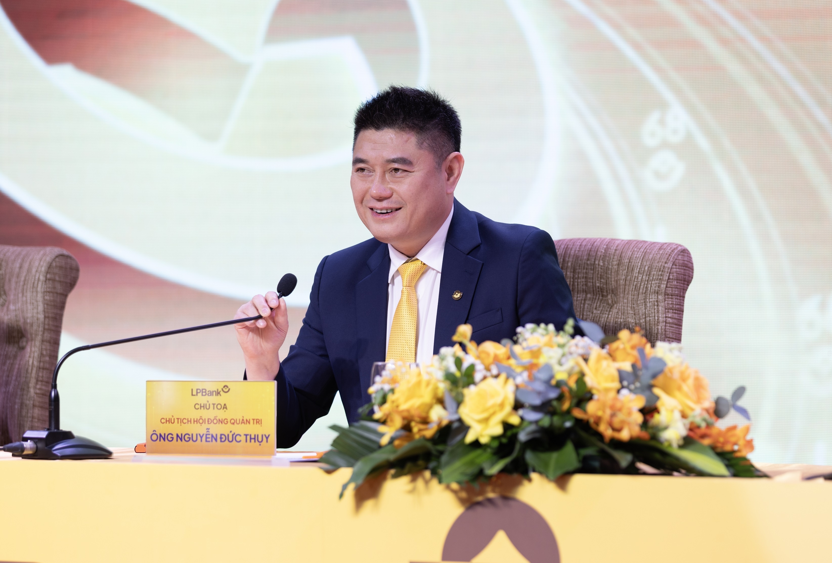 Roi ghe Chu tich LPBank ong Nguyen Duc Thuy duoc thuong 10 ty hinh anh