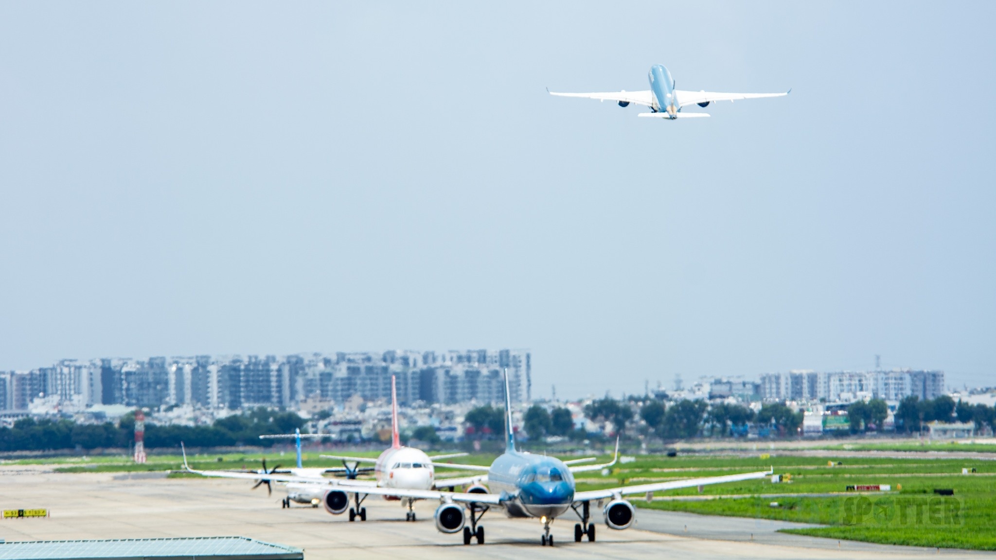 Tet Duong lich nghi 4 ngay: Ve may bay 'nhay mua', co chang tang 50% hinh anh