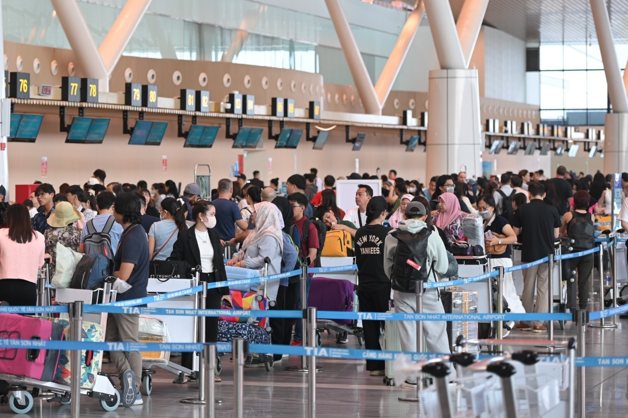 San bay Tan Son Nhat don luong khach tang cao dip Tet Duong lich hinh anh