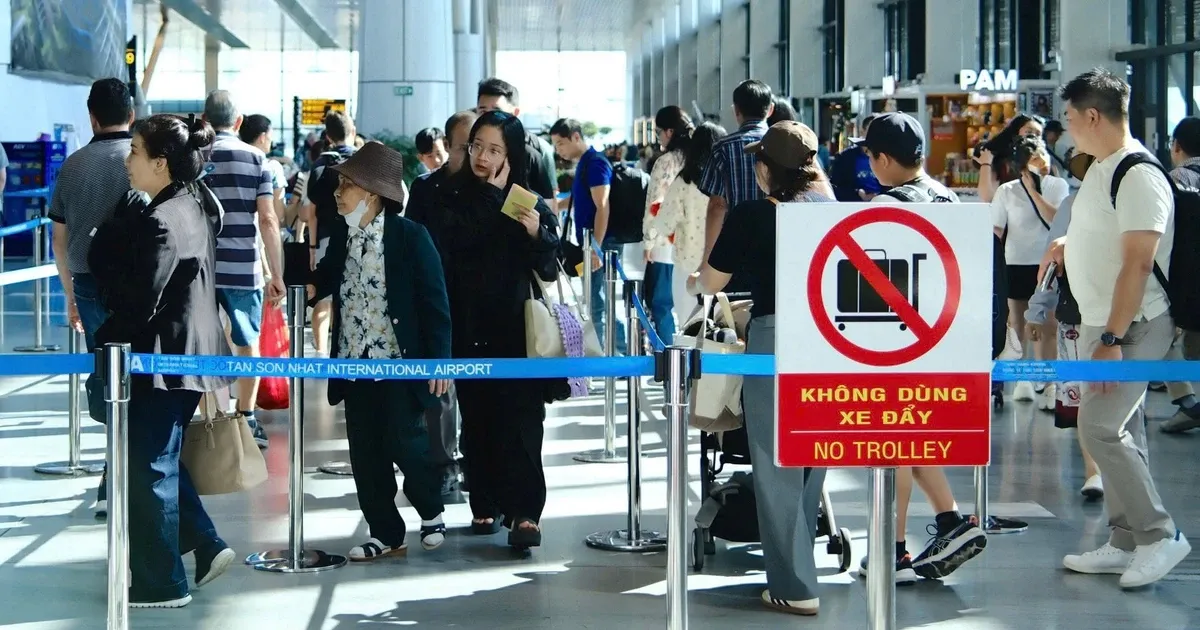 Luong khach ky luc do ve san bay Tan Son Nhat Tet Duong lich hinh anh