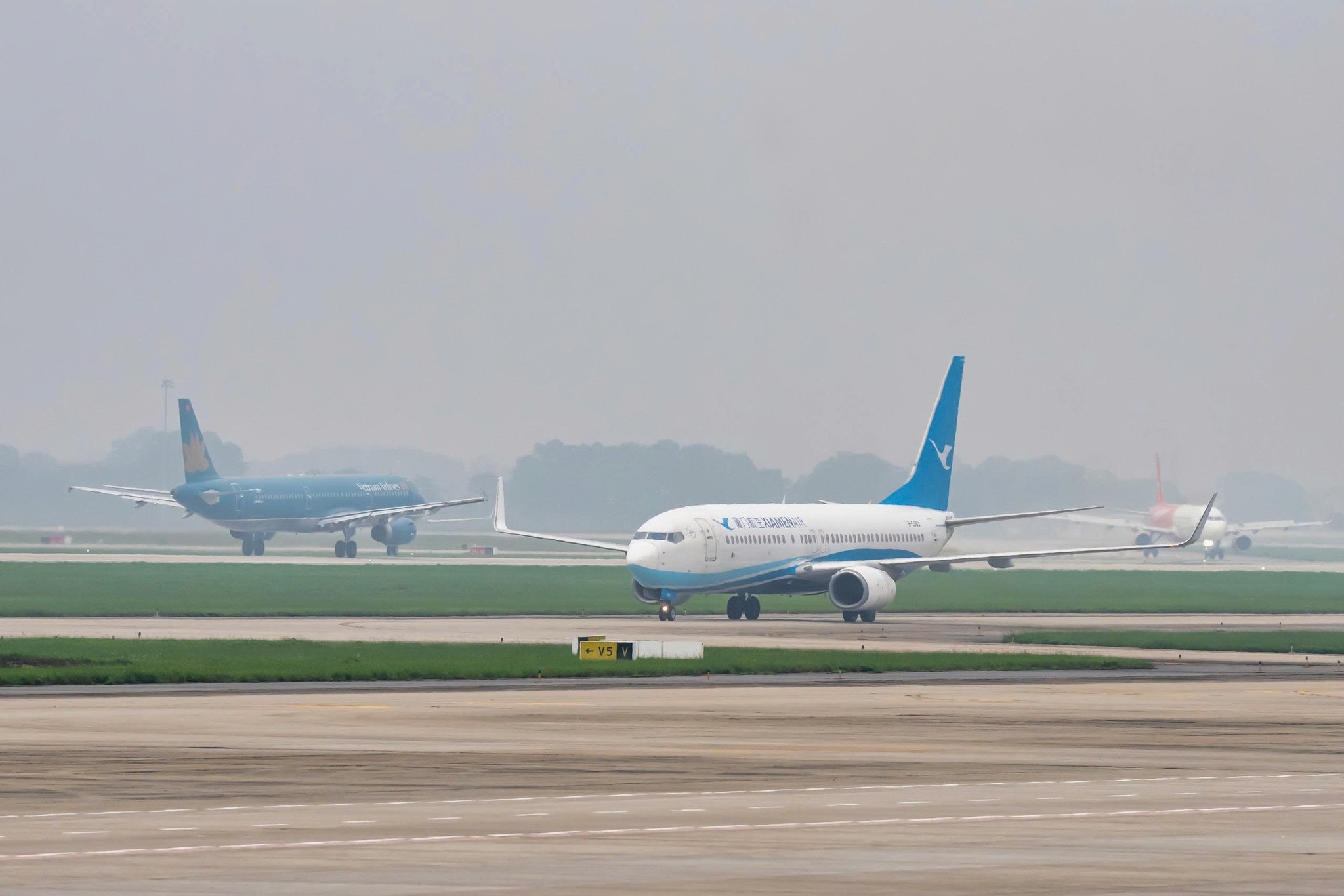 San bay Noi Bai bi phan anh gay on hinh anh