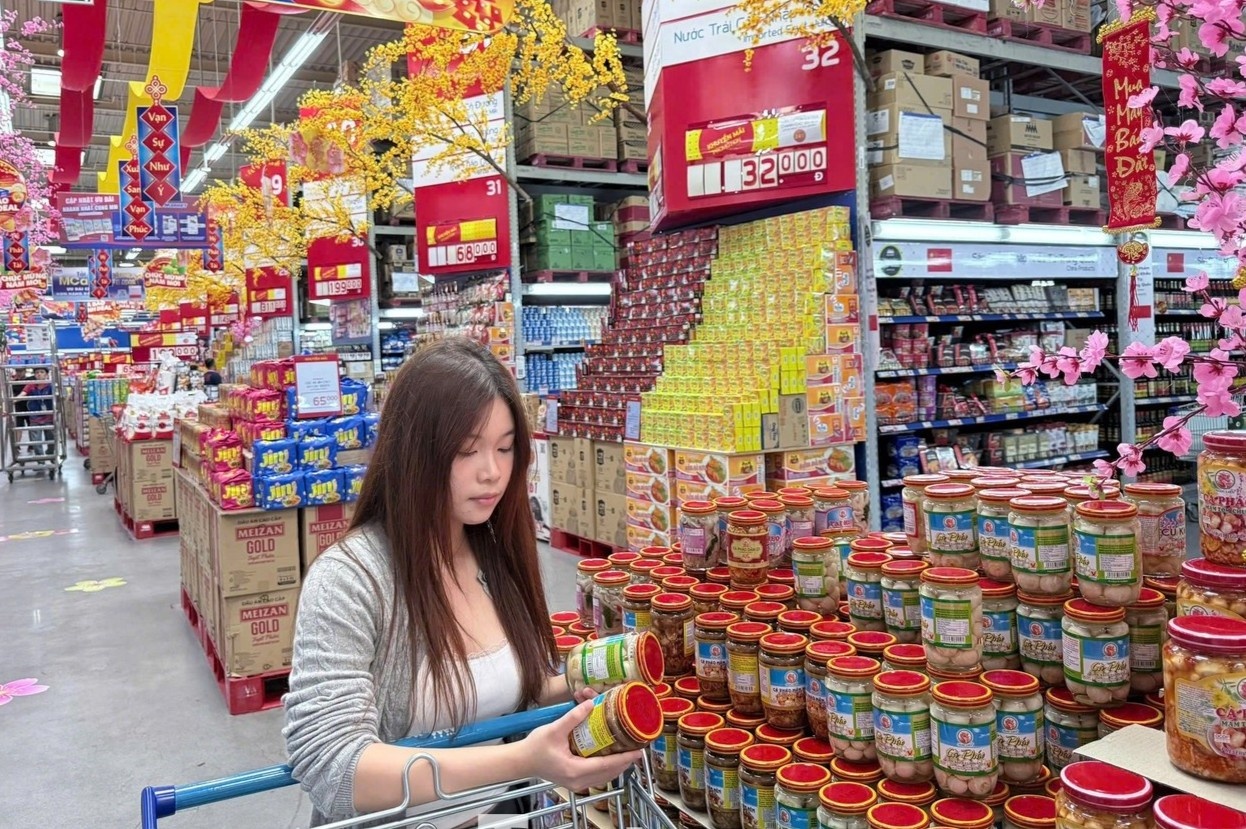 Nguoi dan nuom nuop mua sam, sieu thi TP.HCM 'nong' truoc cao diem Tet hinh anh