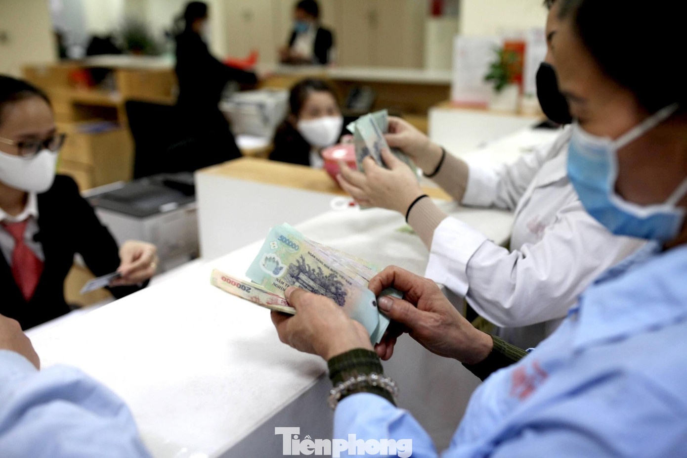 Tien luong, tien cong tu 5 trieu dong phai chuyen khoan hinh anh