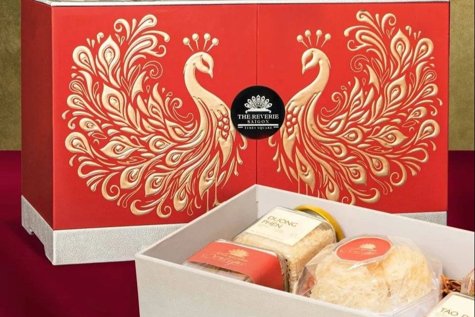 Co gi trong hop qua Tet khach san 5 sao? hinh anh