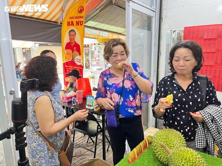 Sau rieng tien trieu 'chay hang' dip Tet, Viet kieu ve nuoc san lung hinh anh