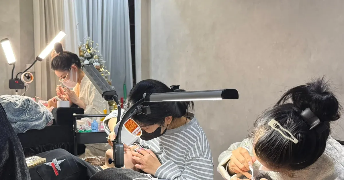 Ha Noi: Soi suc dich vu lam dep choi Tet, khap noi kin lich den khuya hinh anh