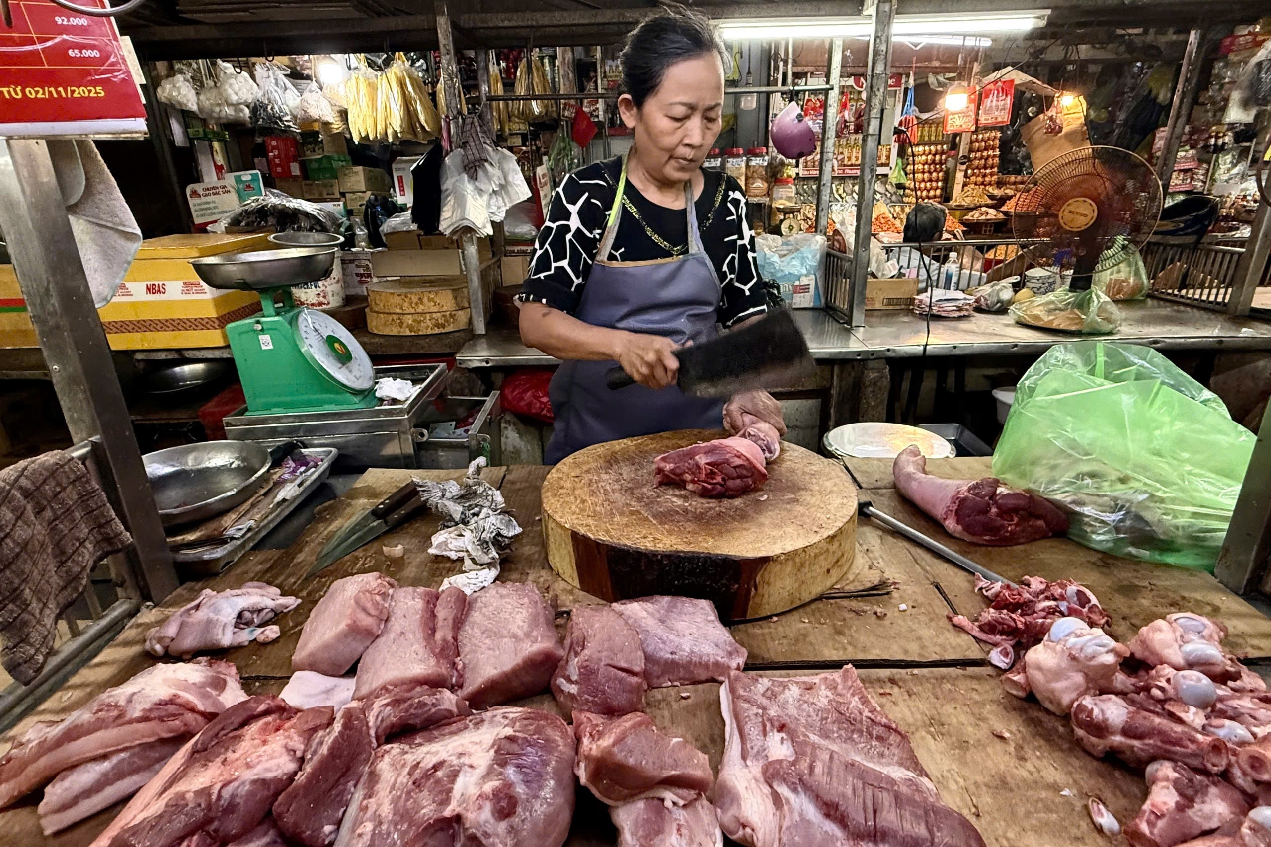 TP.HCM: Luong hang ve cho dau moi giam manh trong ngay 29 Tet hinh anh