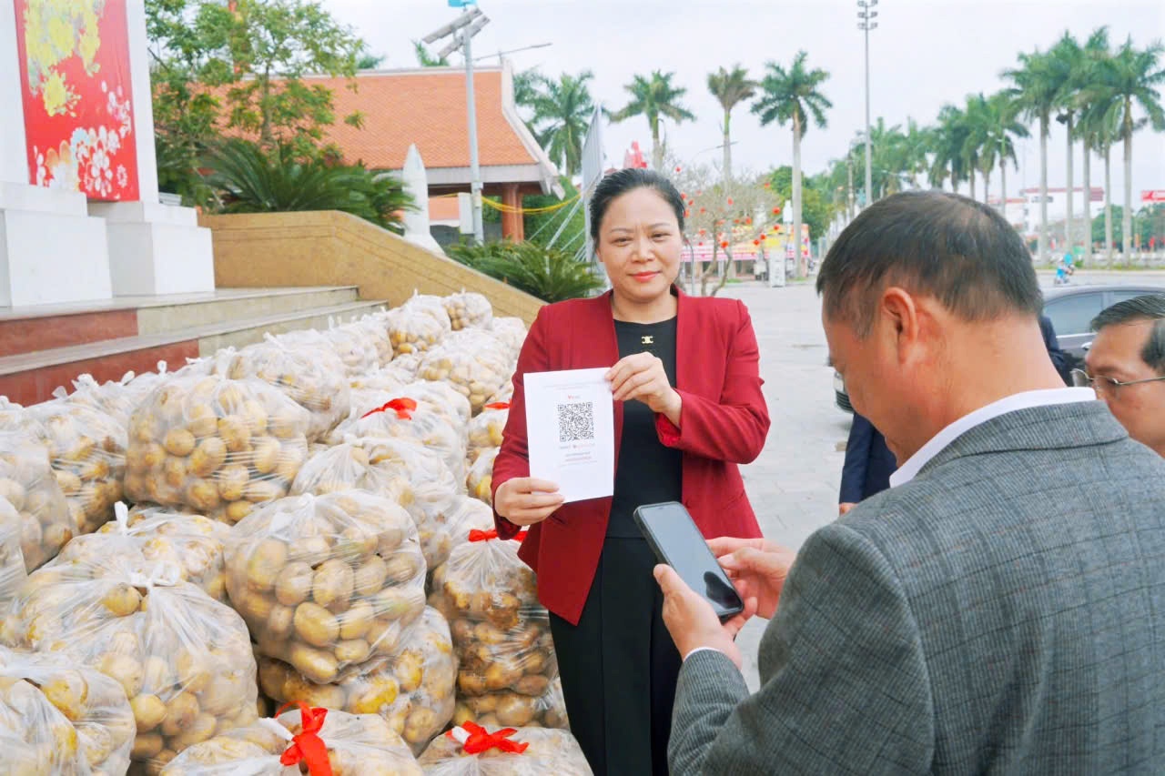 Lanh dao xa o Hung Yen livestream ban 4,5 tan khoai tay giup dan hinh anh