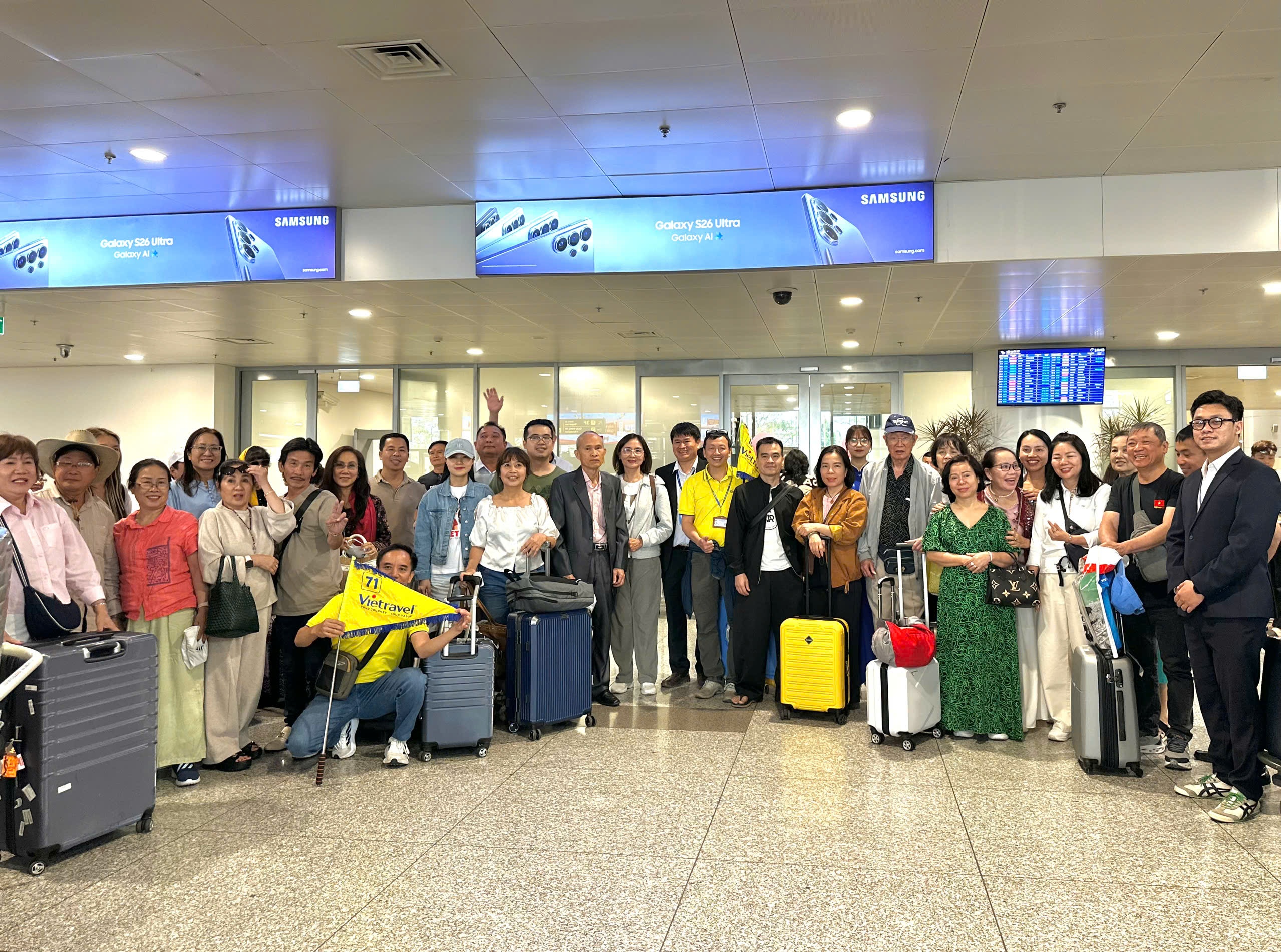 Doan khach Viet 'mac ket' tai Dubai da ve nuoc an toan hinh anh