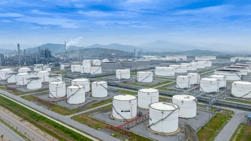 Nha may Loc dau Nghi Son xoay xo the nao giua xung dot Trung Dong? hinh anh