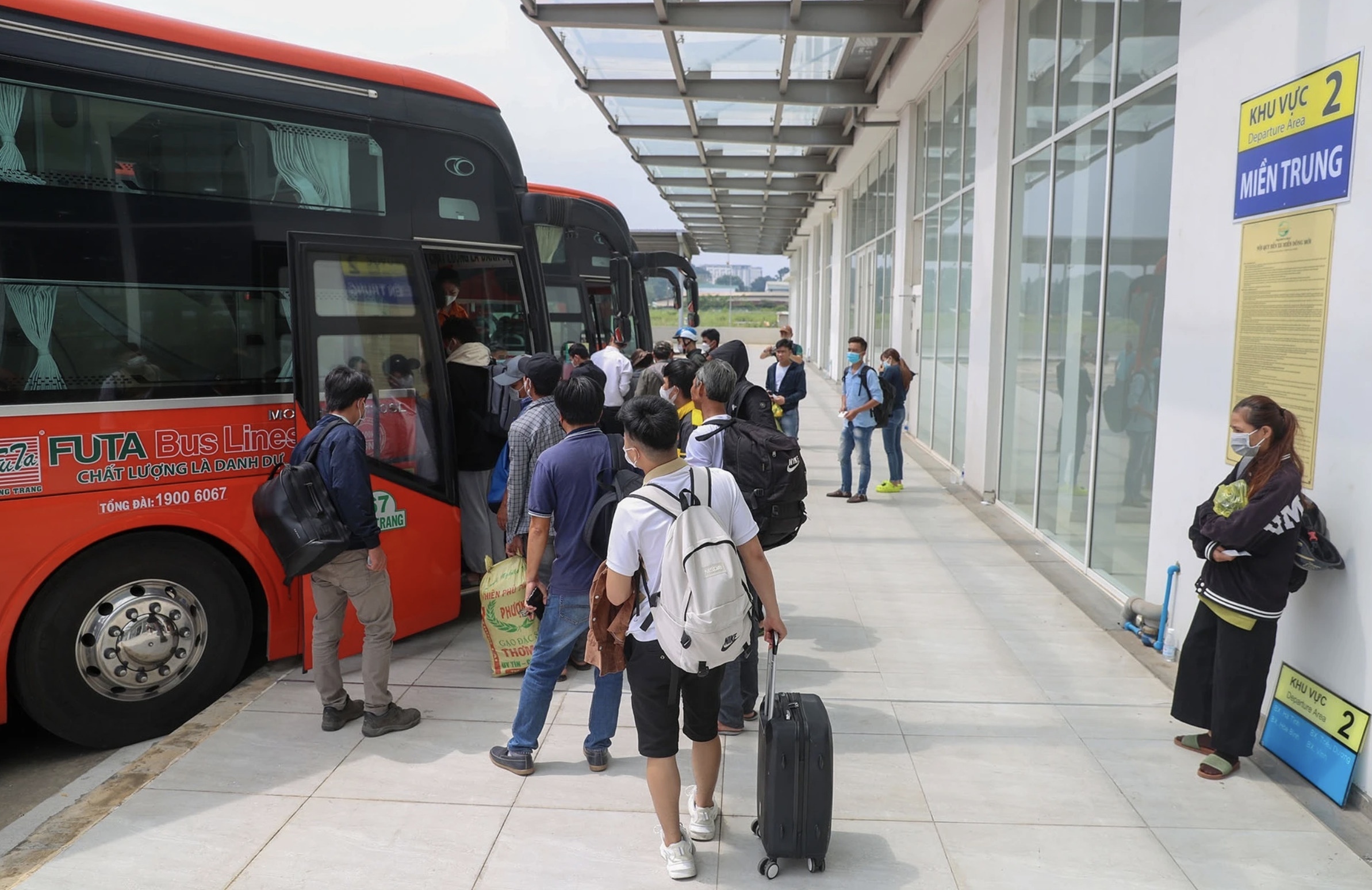 Gia ve tau xe dong loat tang, hang khong lo cang bay cang lo hinh anh