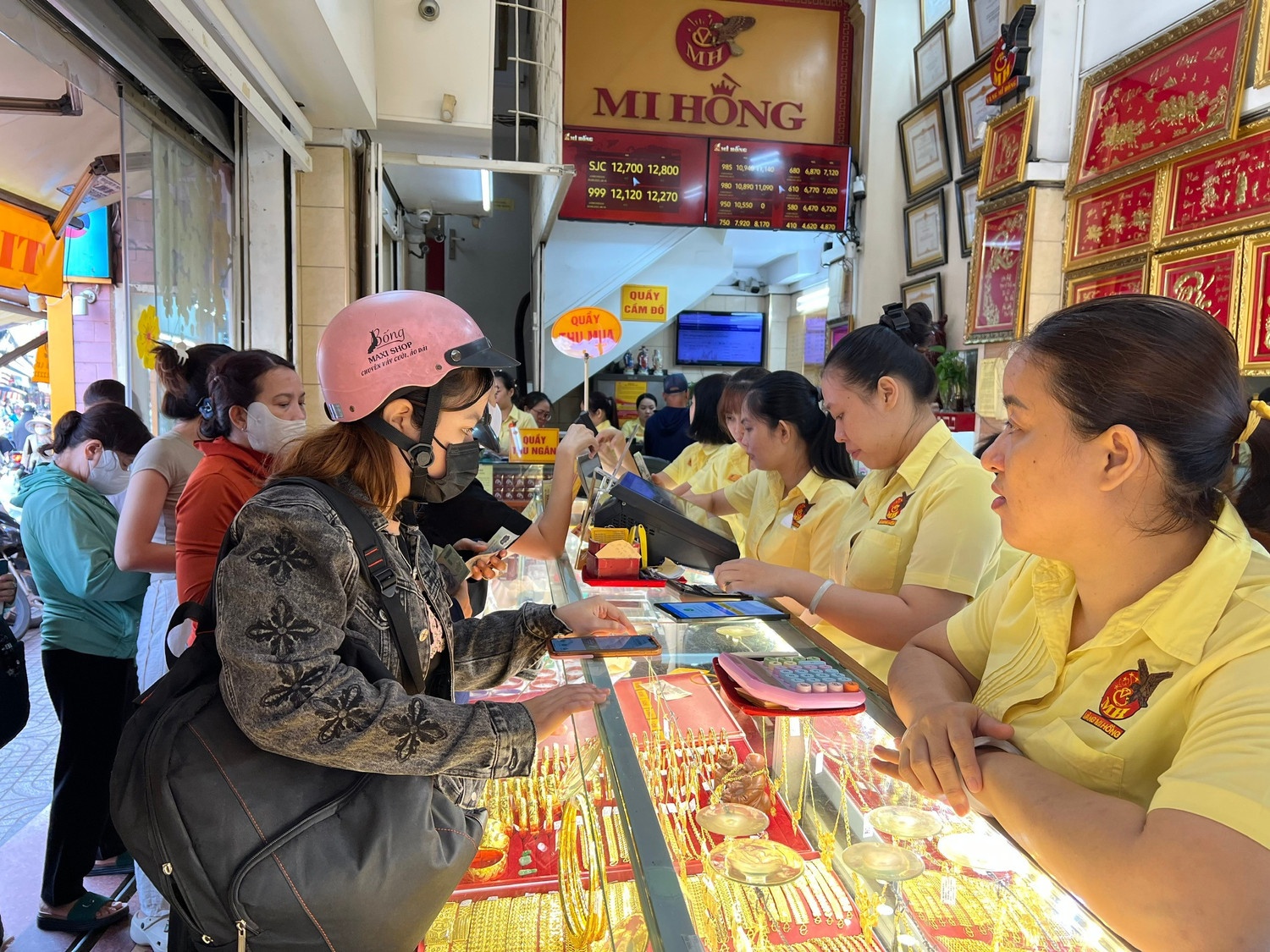 Dong tien dang 'chay' manh vao ngan hang hinh anh