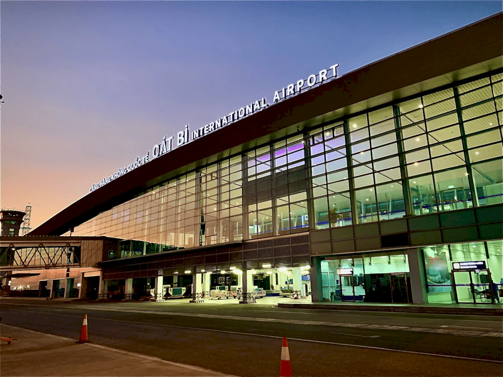 May bay khong the ha canh o san bay Cat Bi vi nguoi dan tha dieu hinh anh