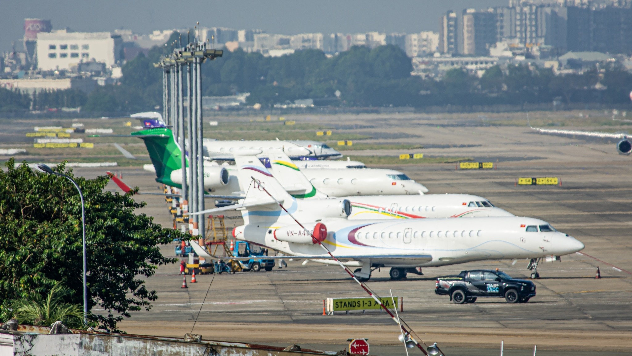 Ve may bay quoc te den/tu Viet Nam sap dat hon hinh anh