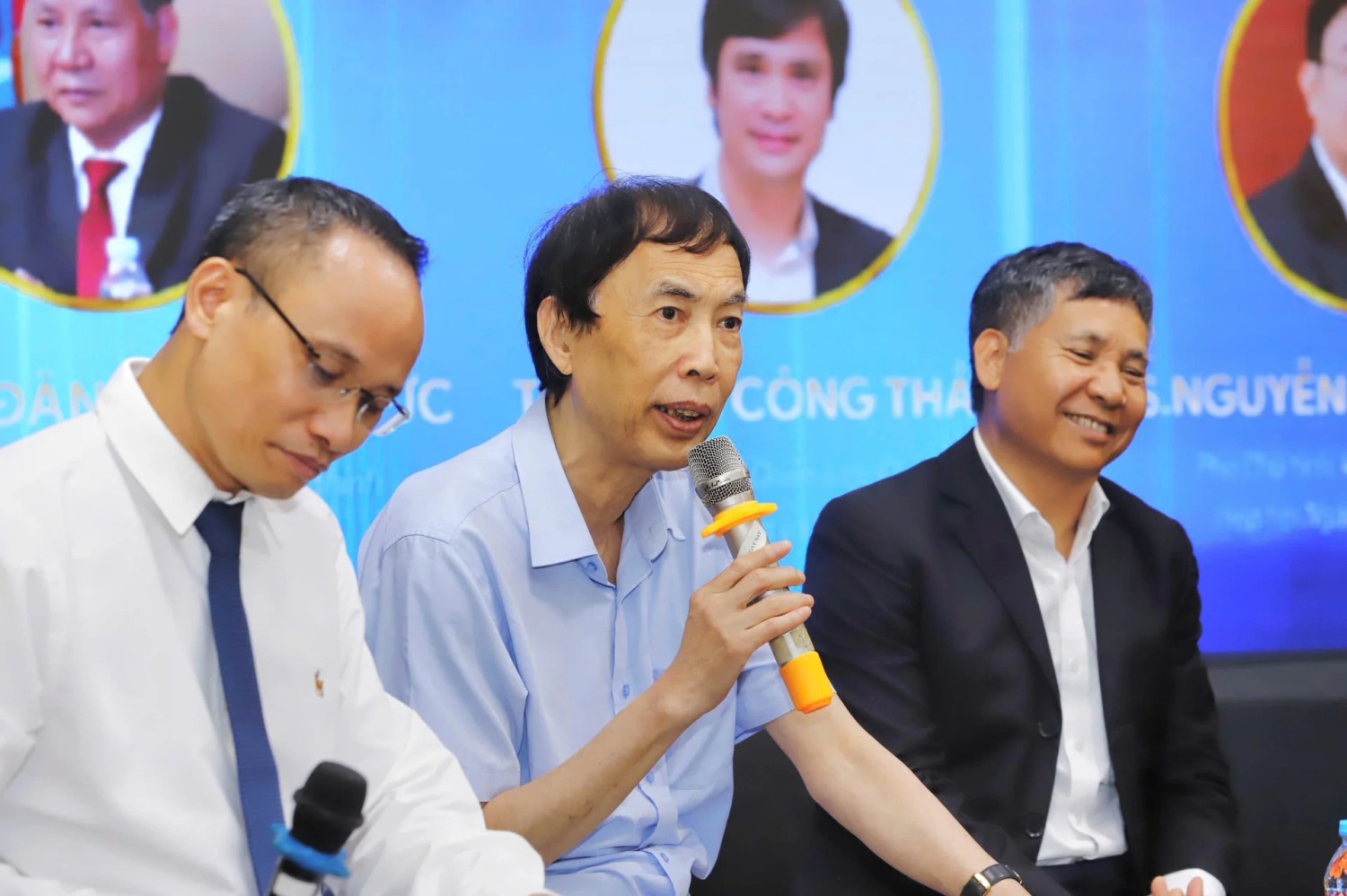 Dang co hang chuc ty USD nhan roi trong dan hinh anh