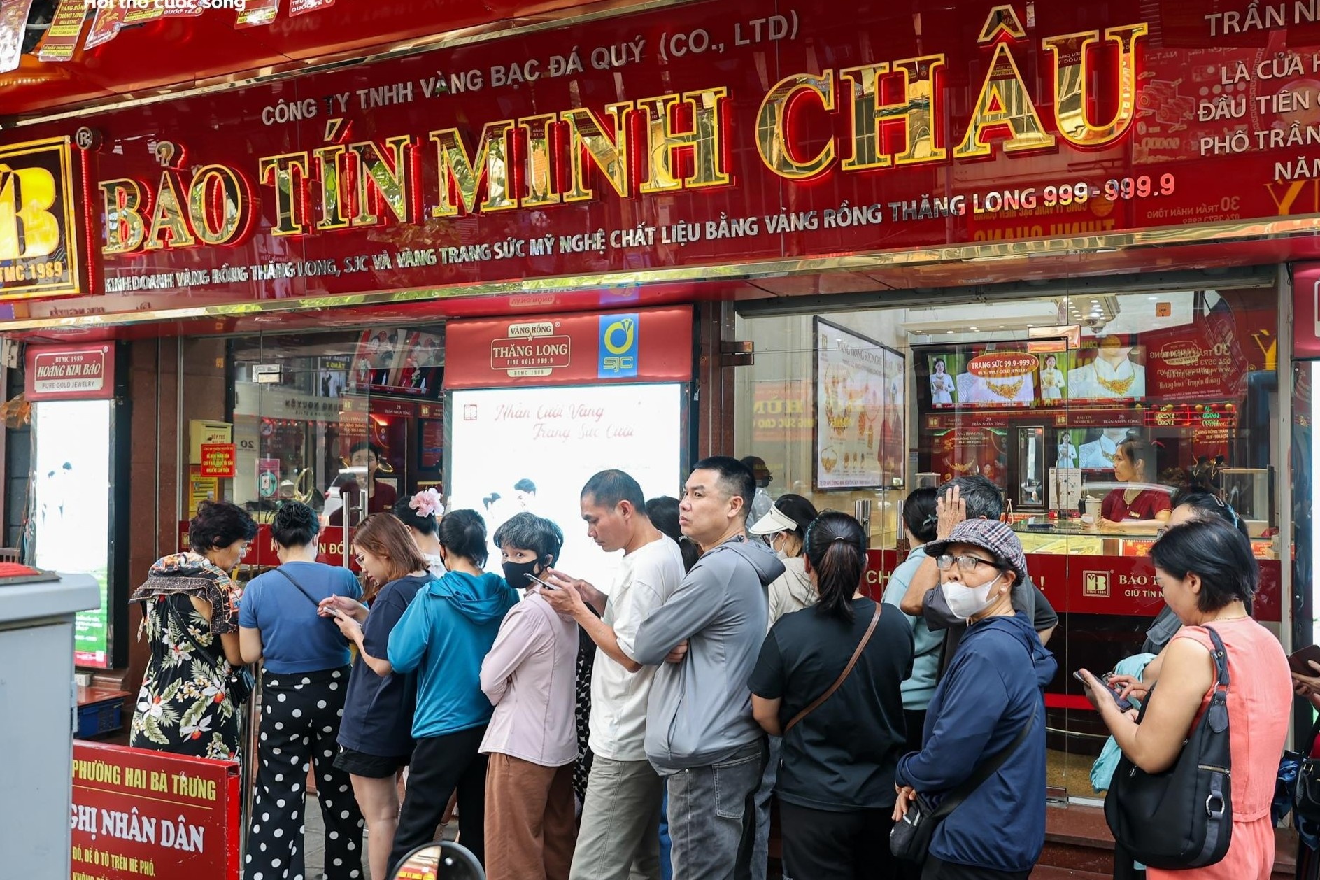 Hoat dong cua tiem vang Bao Tin Minh Chau sau khi ong chu bi khoi to hinh anh