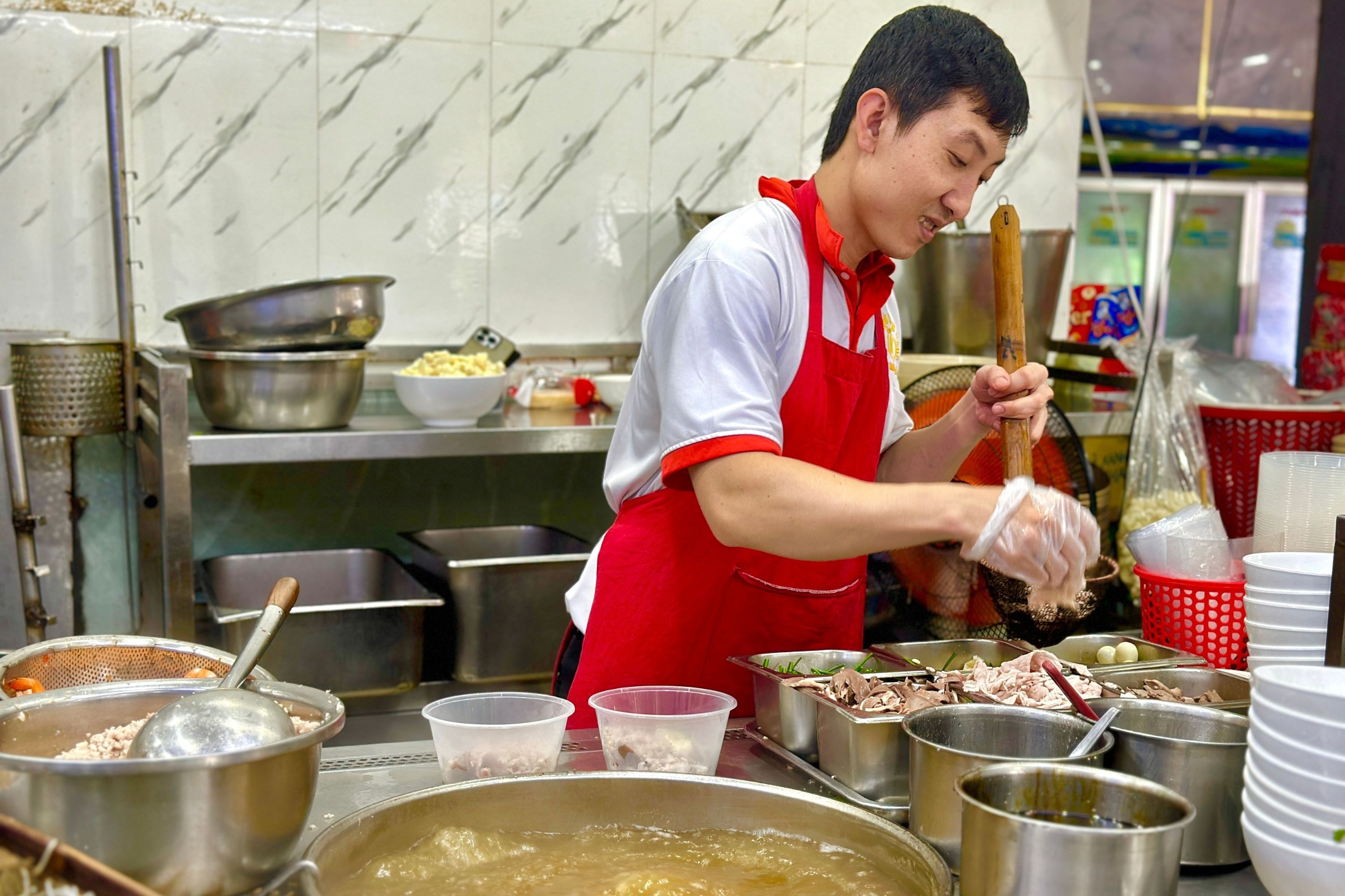 Hon mot nua nha hang, quan ca phe o Viet Nam vua tang gia hinh anh