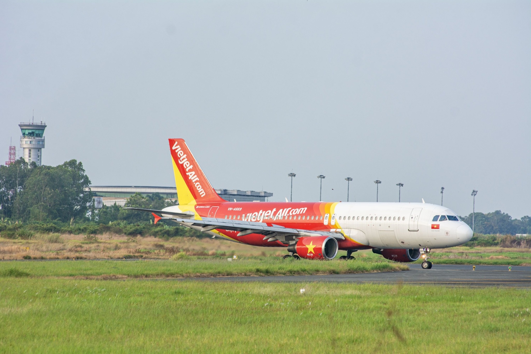 Vietjet muon lam san bay hinh anh
