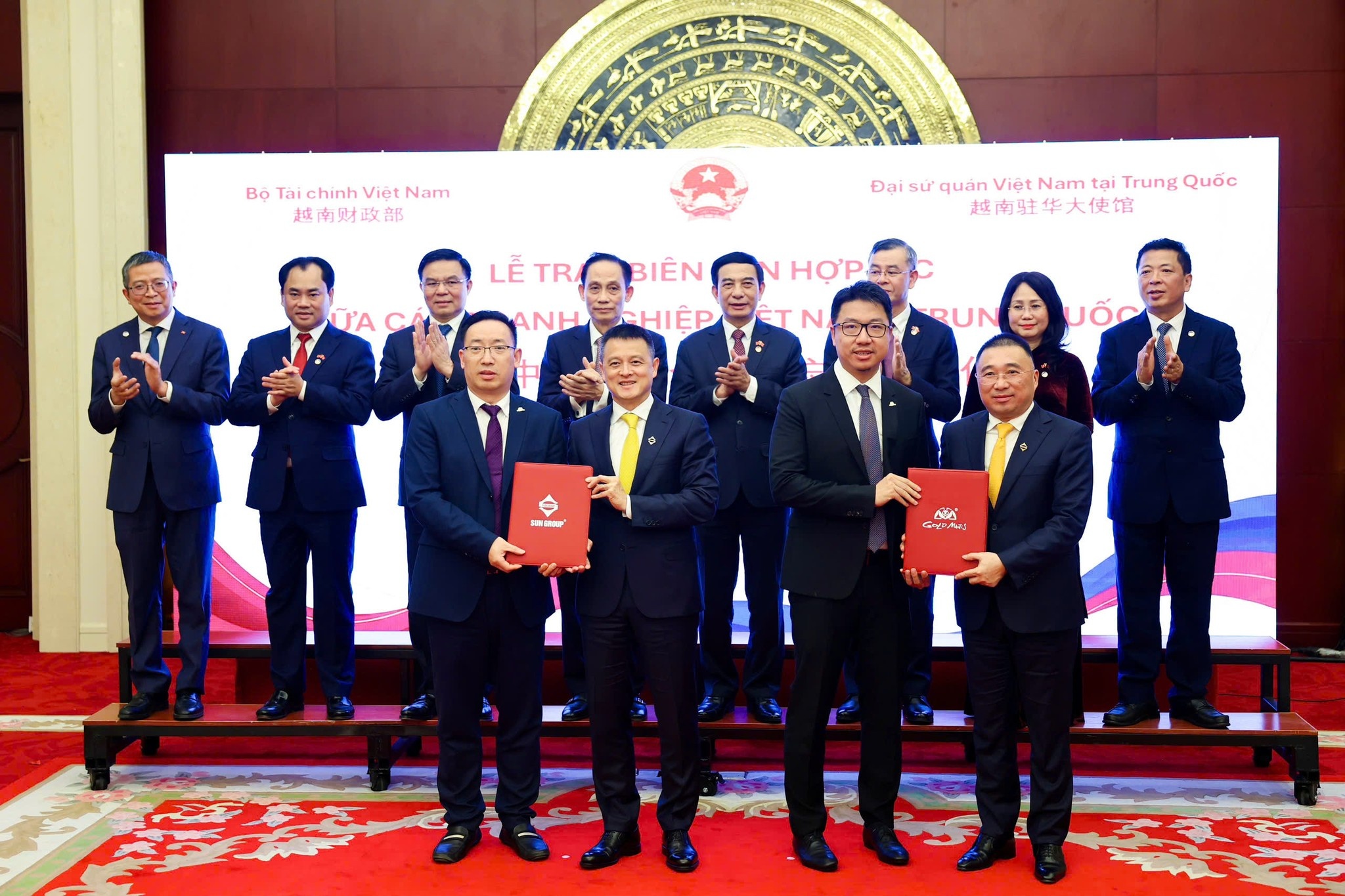 Sun Group ky thoa thuan 2,3 ty USD voi 'ong lon' Trung Quoc hinh anh