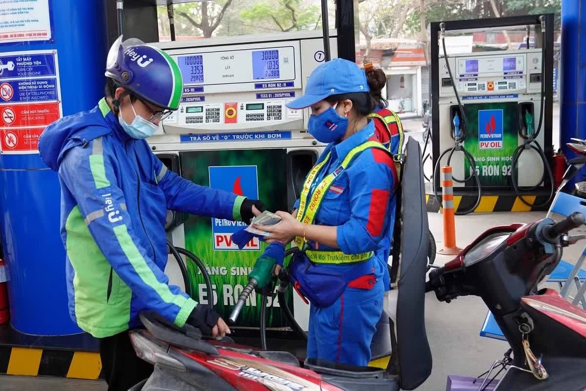 Doanh nghiep sap duoc tu quyet gia xang dau? hinh anh