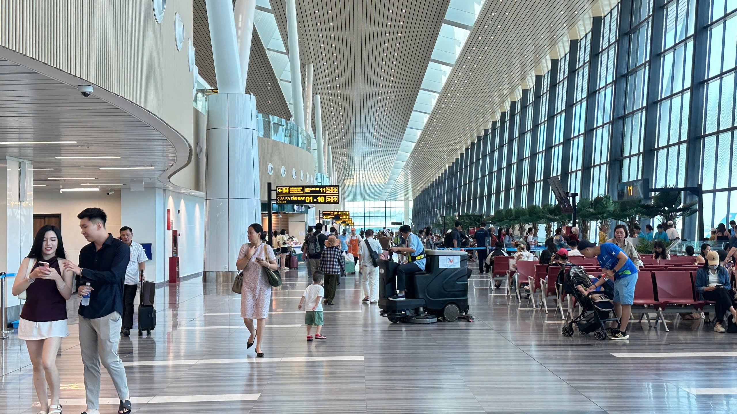 ACV: Gia ve may bay noi dia da tang 15-20% vi xung dot Trung Dong hinh anh