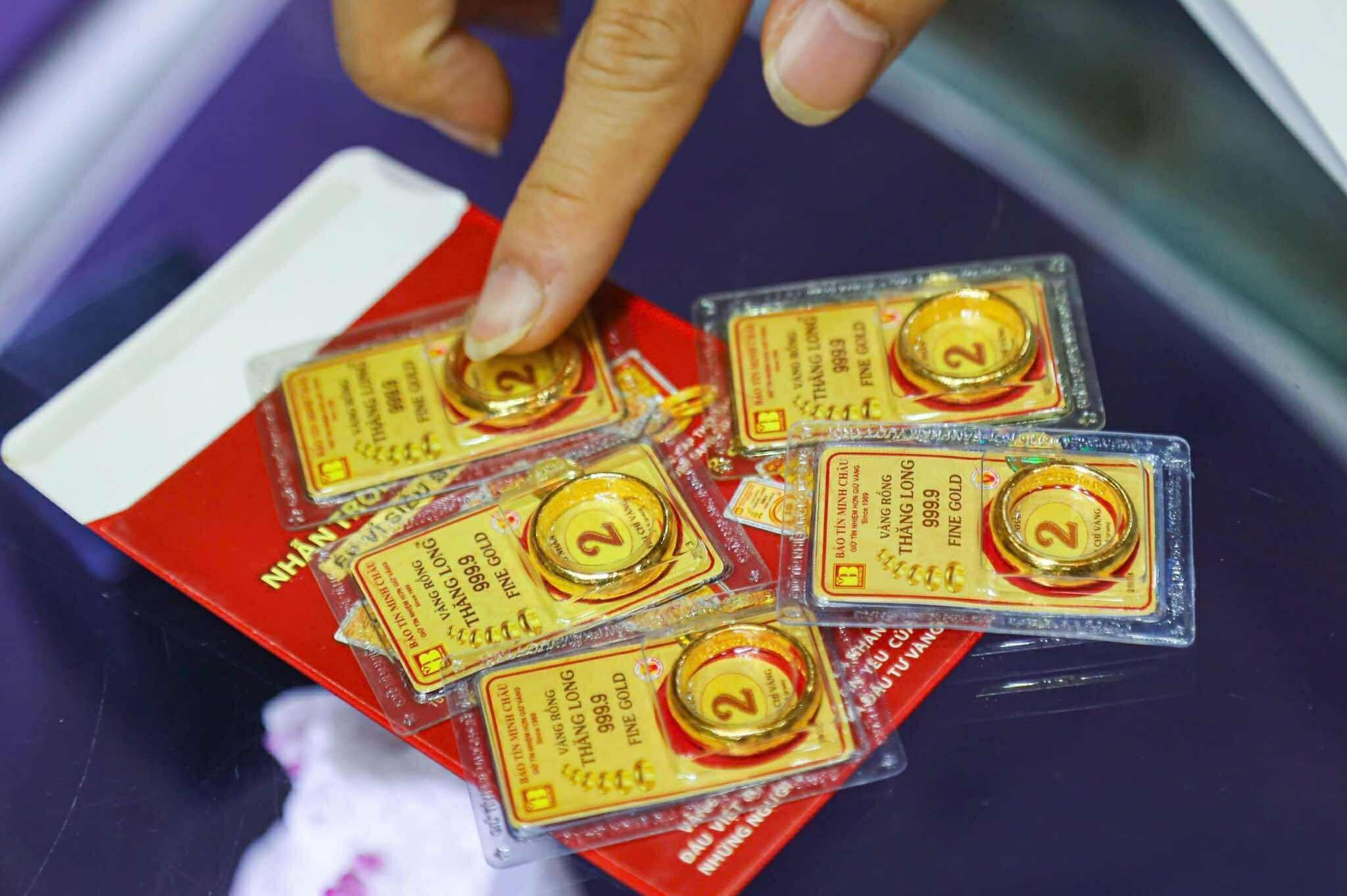 Gia vang lao doc, nhieu nha dau tu lo nang hinh anh