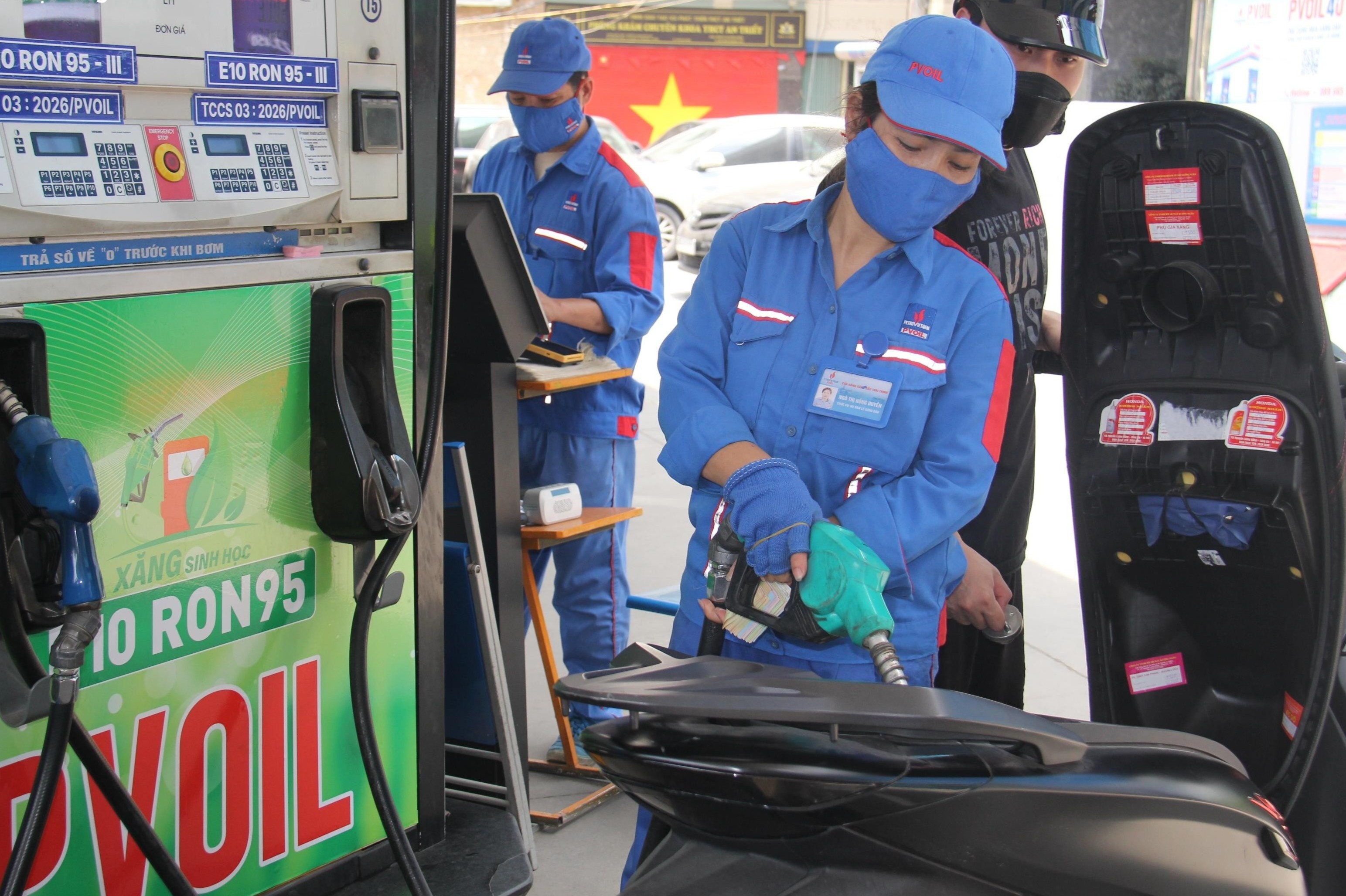 PVOIL dung ban xang RON 95, nhieu khach hang bat ngo hinh anh