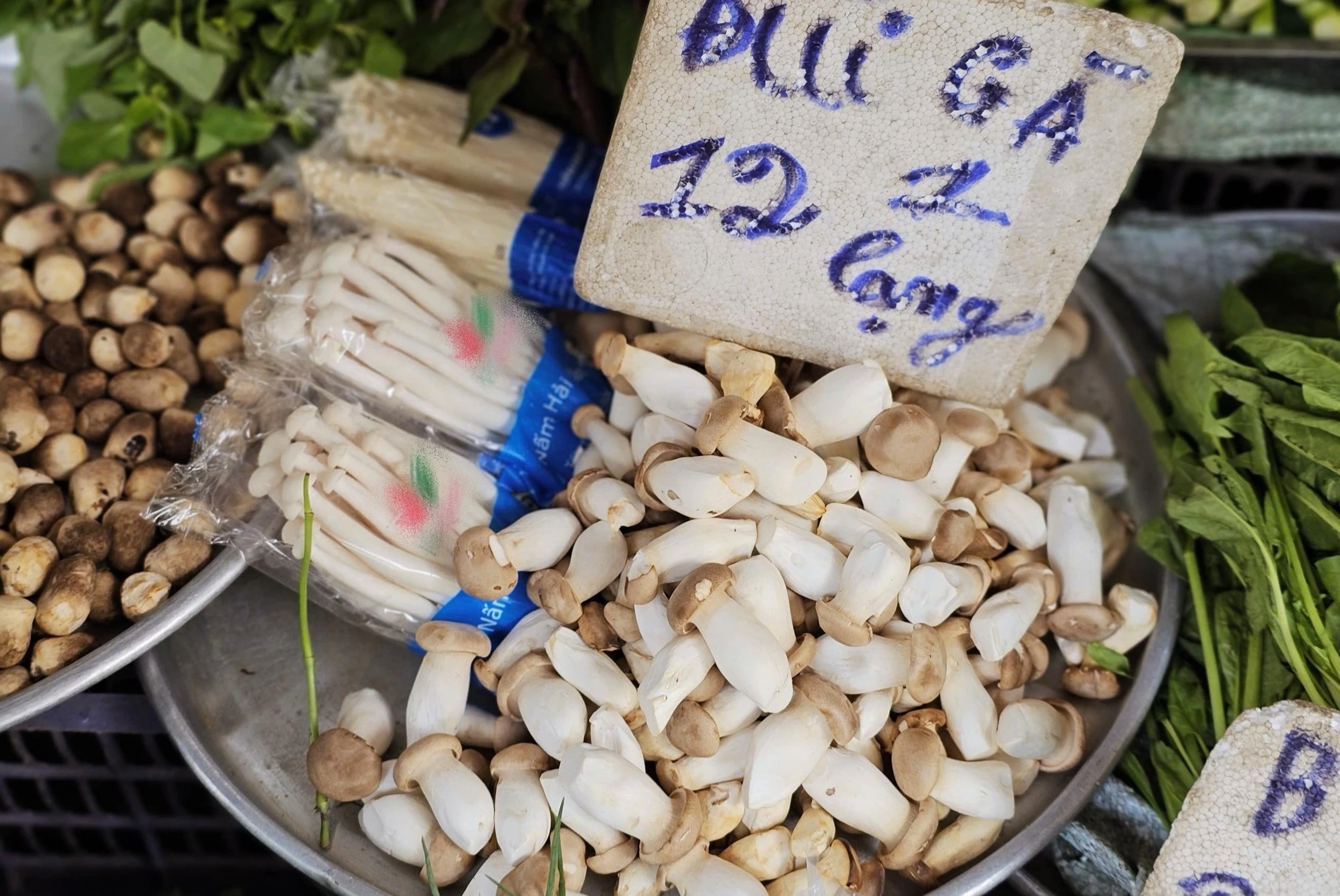 Nam troi noi bua vay cho dan sinh TP.HCM: Nguoi mua dang ‘danh cuoc’ hinh anh