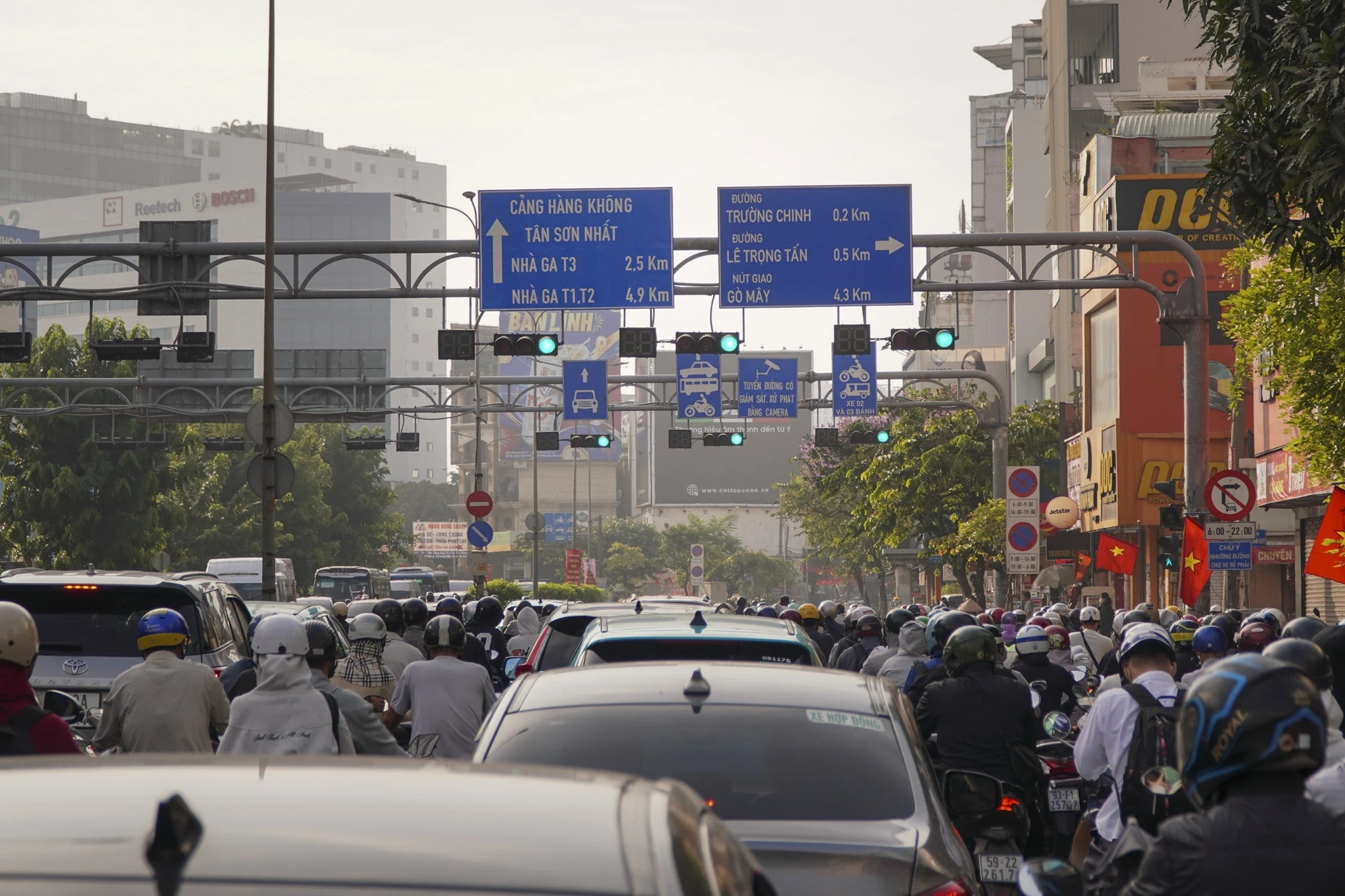 Thaco de xuat chi 230 ty chinh trang cua ngo san bay Tan Son Nhat hinh anh