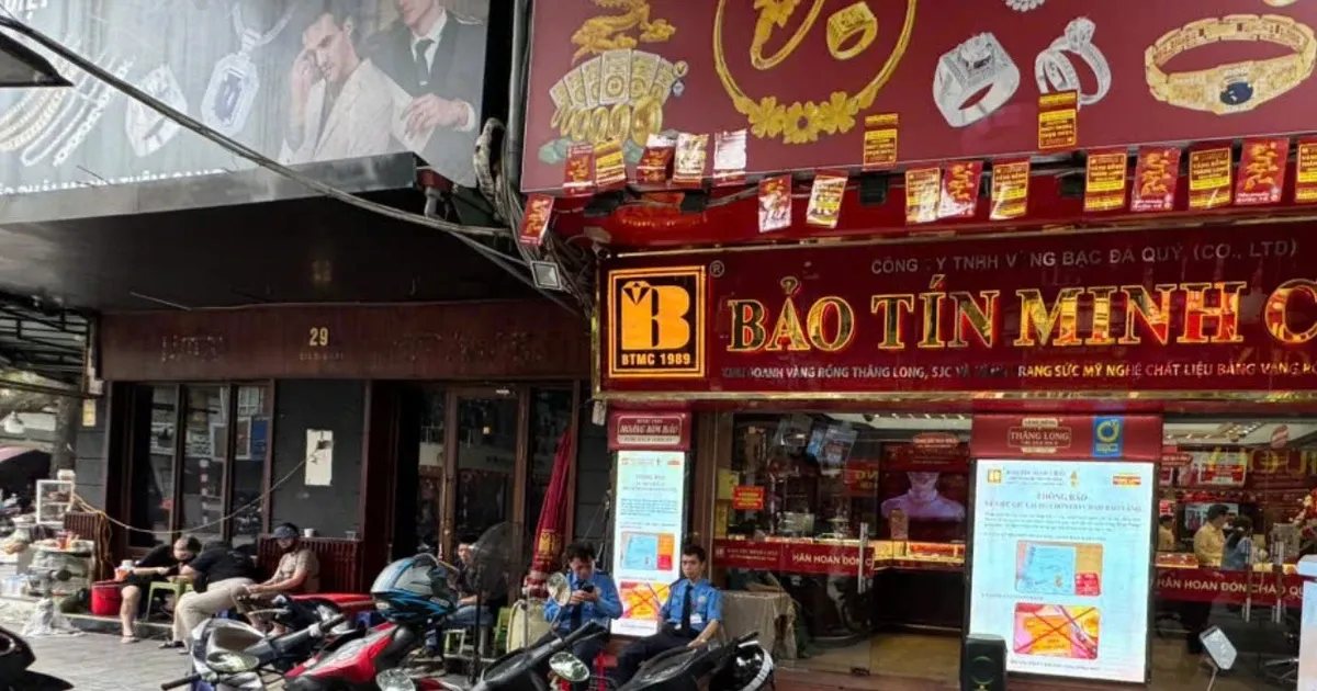 Canh tuong la tren 'pho vang' Ha Noi hinh anh