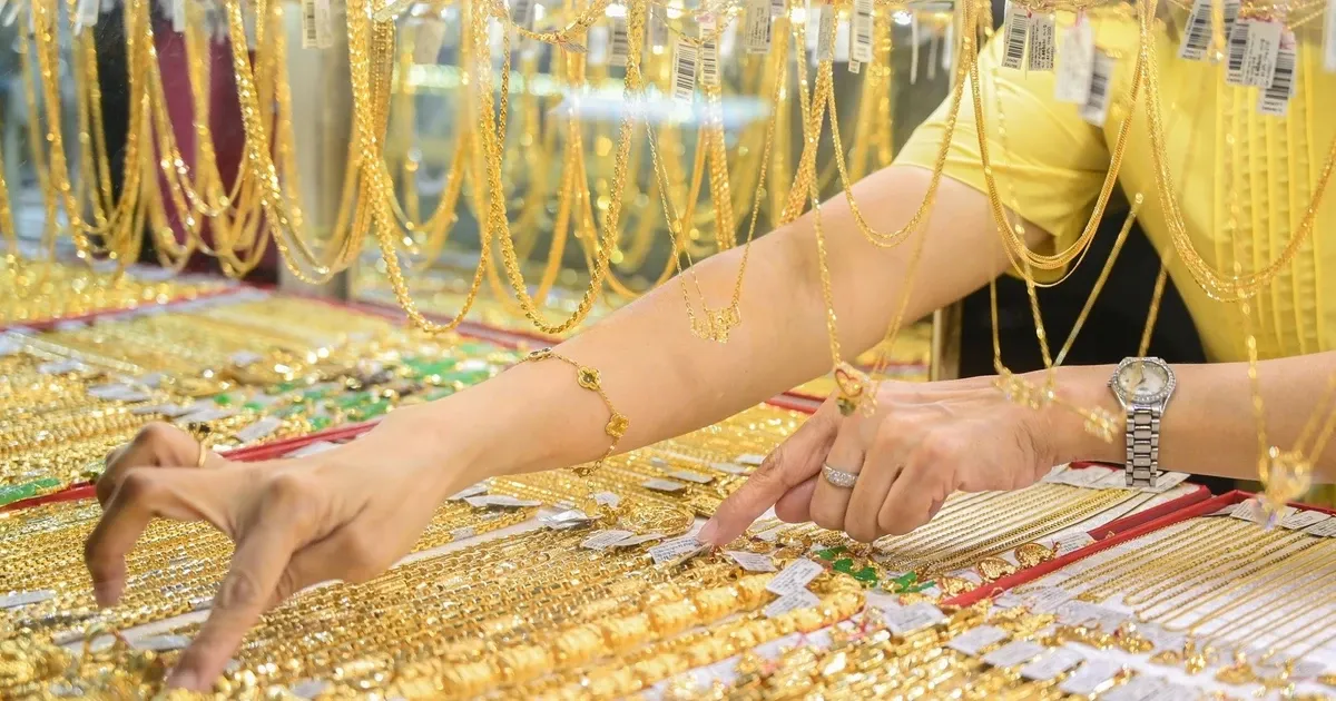 Gia vang lao doc manh, co nen xuong tien mua luc nay? hinh anh