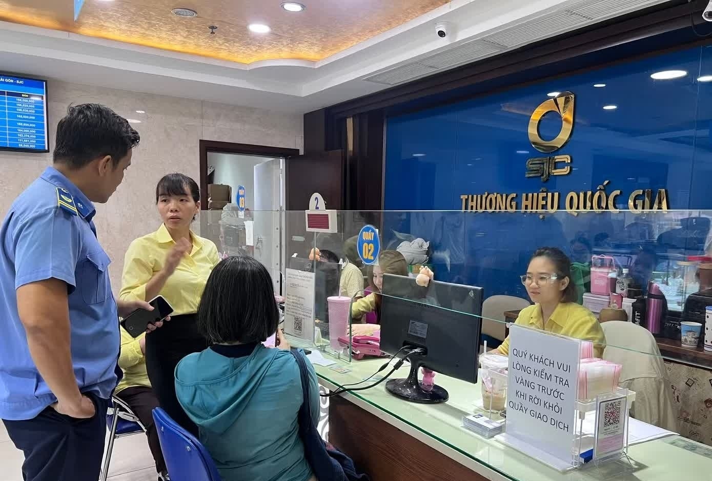 Nhieu nguoi dang chan vang? hinh anh