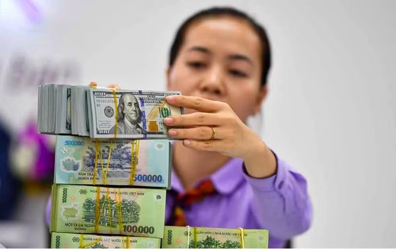 Lai suat huy dong tang cao, vi sao ngan hang van 'khat' von? hinh anh