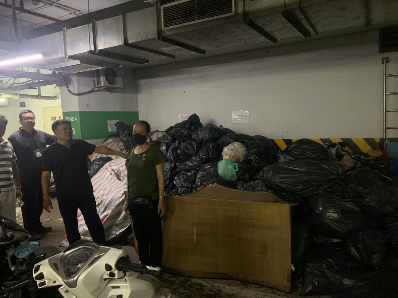 Chung cu cao cap o Ha Noi ngap mui rac thai, nguoi dan khon kho hinh anh