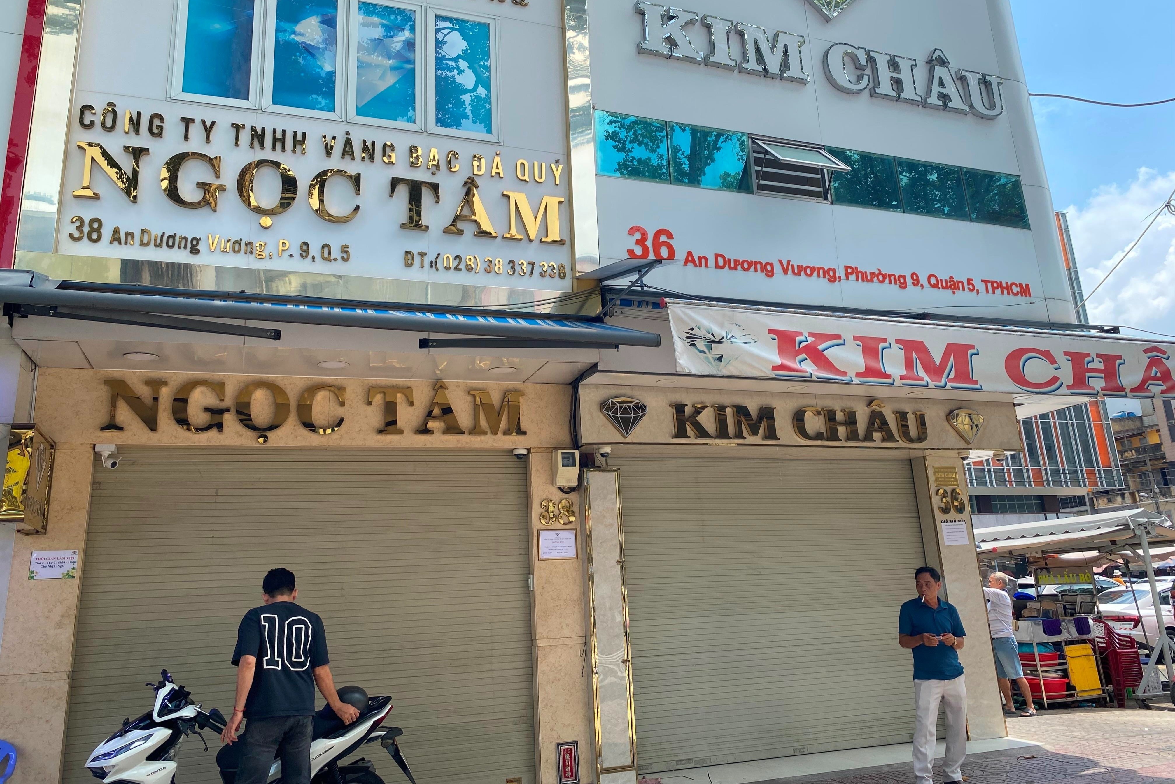 Hàng loạt cửa hàng kim cương ở TP.HCM 'cửa đóng then cài'
