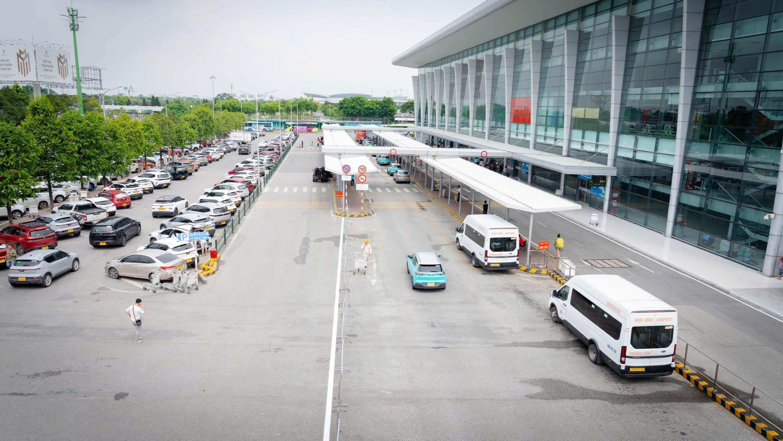Sân bay Nội Bài đổi điểm đón xe công nghệ sau phản ánh của hành khách