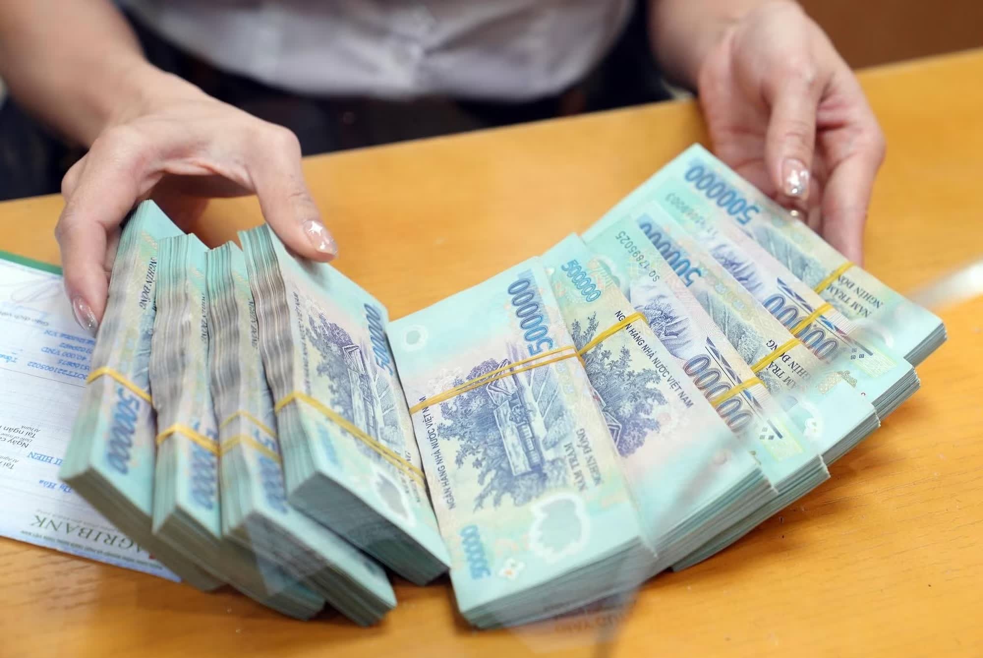 Lãi suất huy động leo thang, ngân hàng chịu sức ép kép
